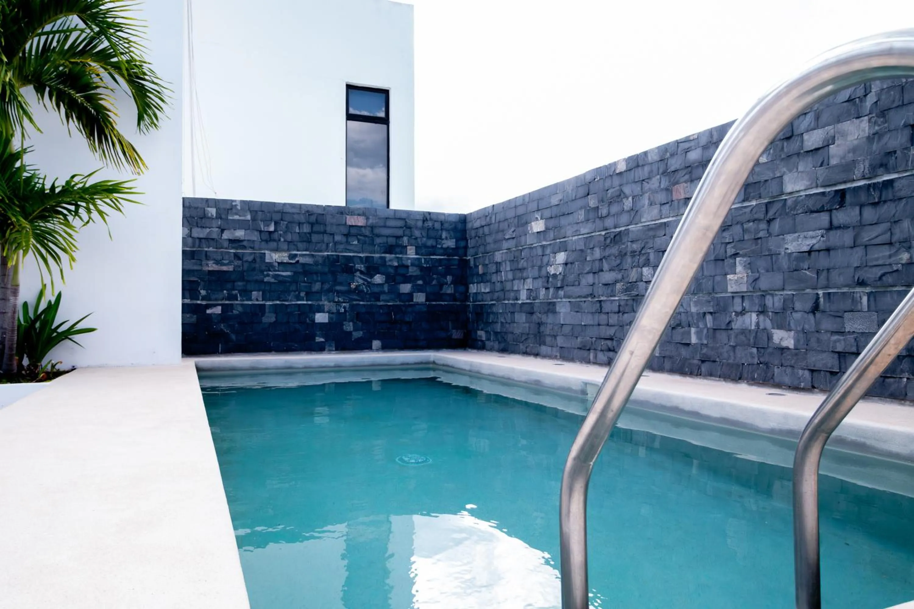 Swimming pool in Arkana 9 Suites by Grupo Amber