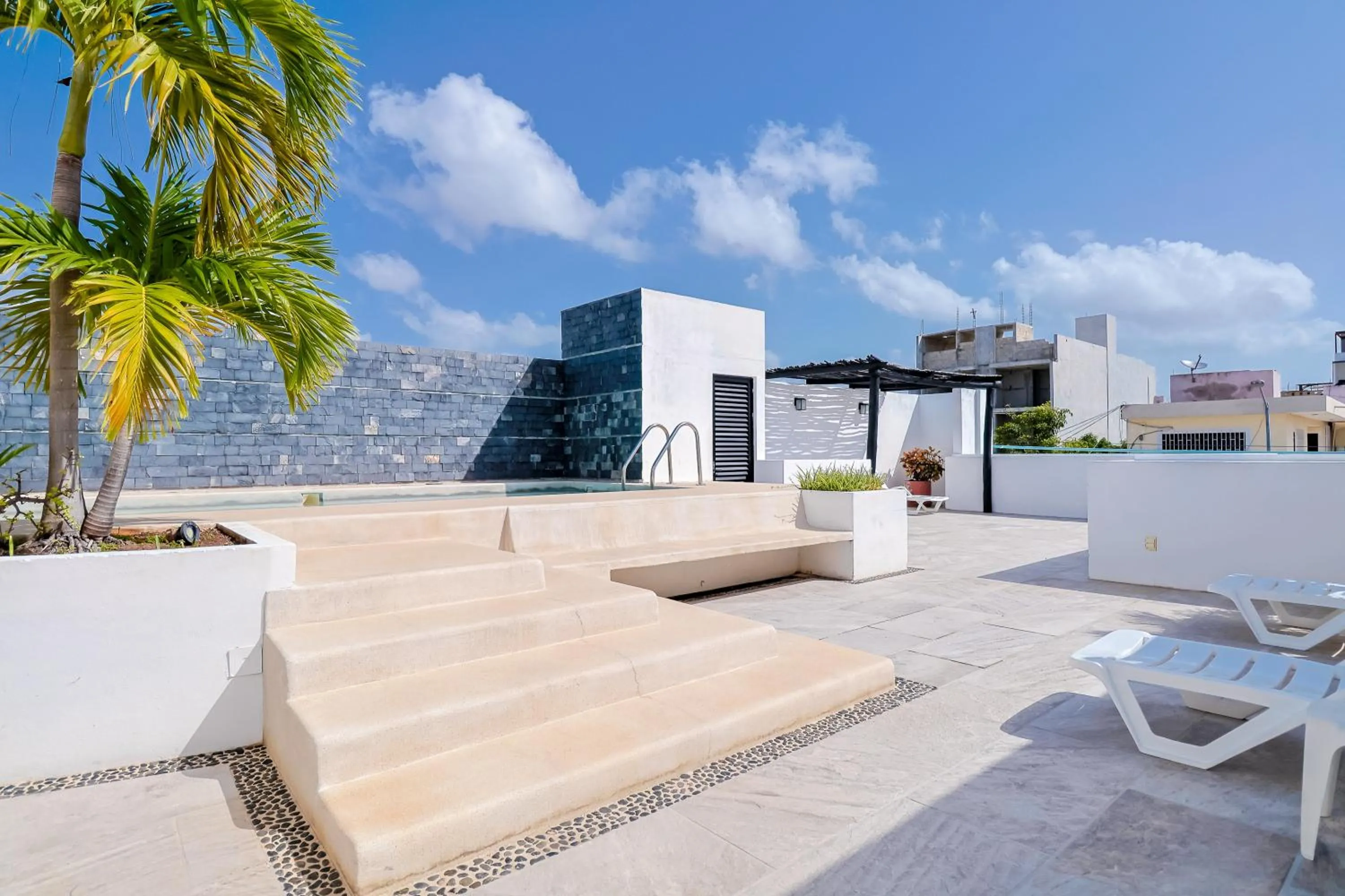 Swimming pool in Arkana 9 Suites by Grupo Amber