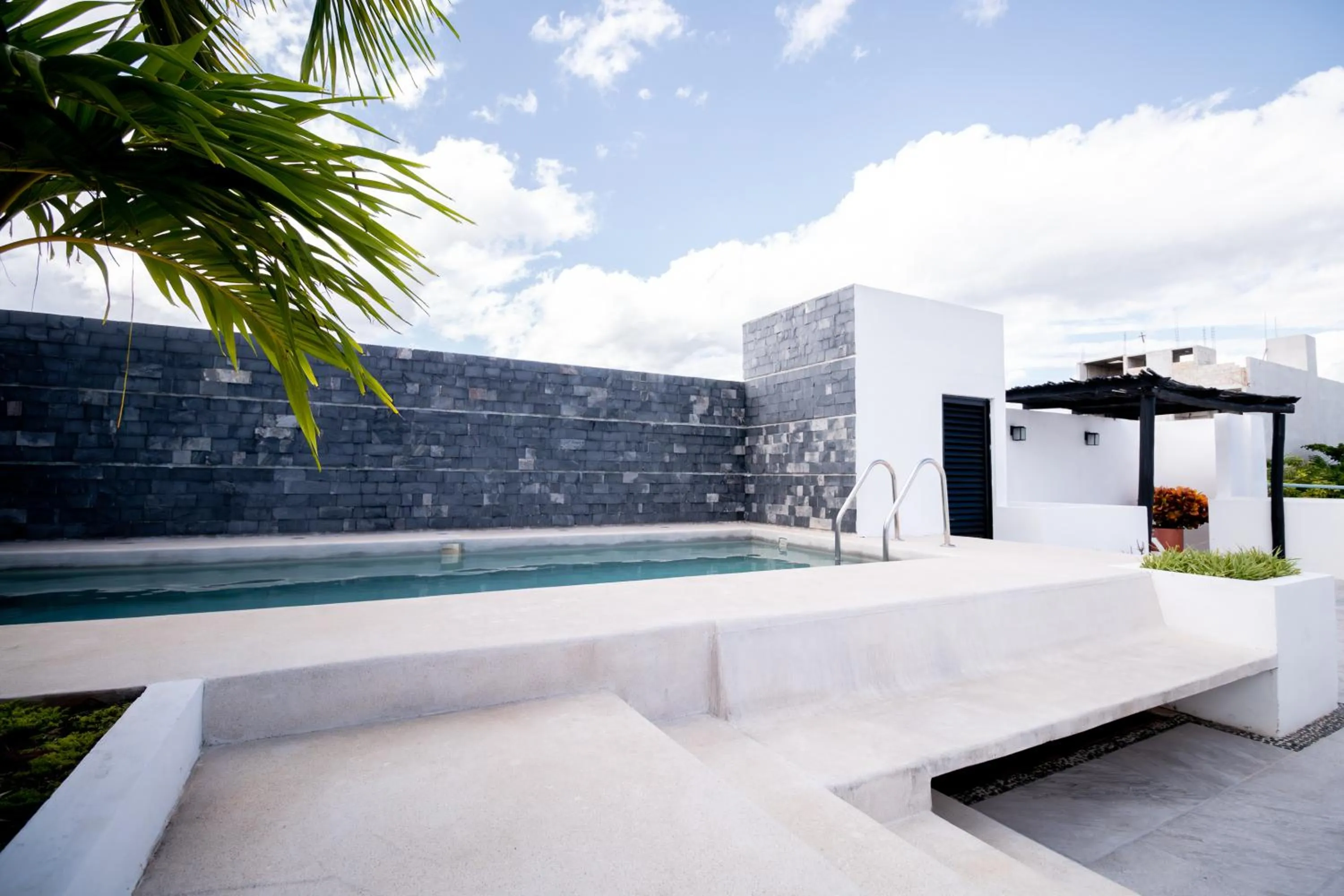 Swimming pool in Arkana 9 Suites by Grupo Amber