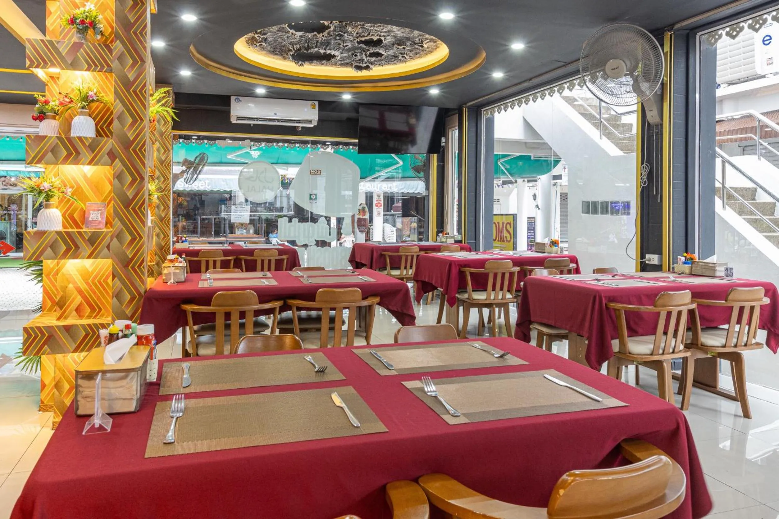 Restaurant/places to eat in Break Point Patong Hotel