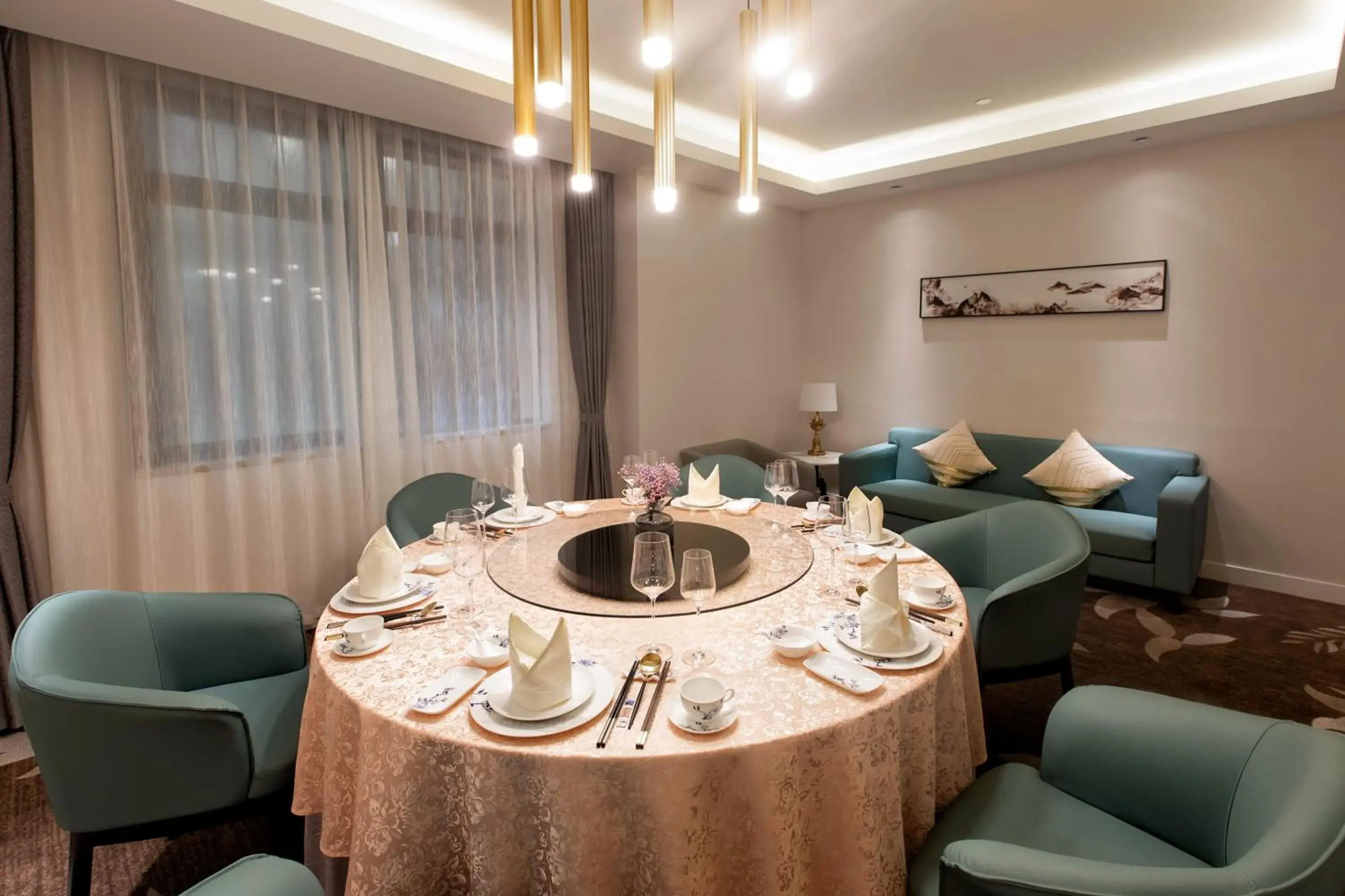 Seating area in Jin Jiang West Capital International Hotel the Bell and Drum Tower Muslim quarter & Metro Line 6 & indoor swimming pool & self-service free laundry room Seating area in Jin Jiang West Capital International Hotel the Bell and Drum Tower Muslim quarter & Metro Line 6 & indoor swimming pool & self-service free laundry room