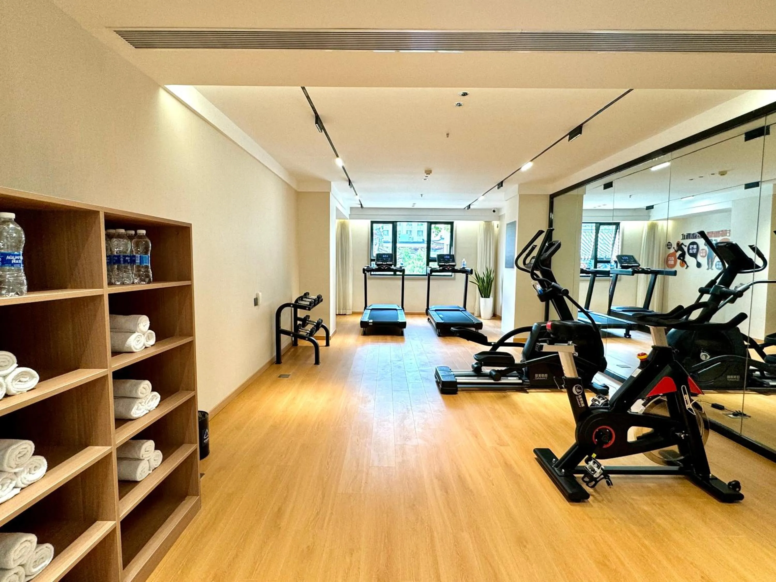 Fitness centre/facilities in Jin Jiang West Capital International Hotel the Bell and Drum Tower Muslim quarter & Metro Line 6 & indoor swimming pool & self-service free laundry room