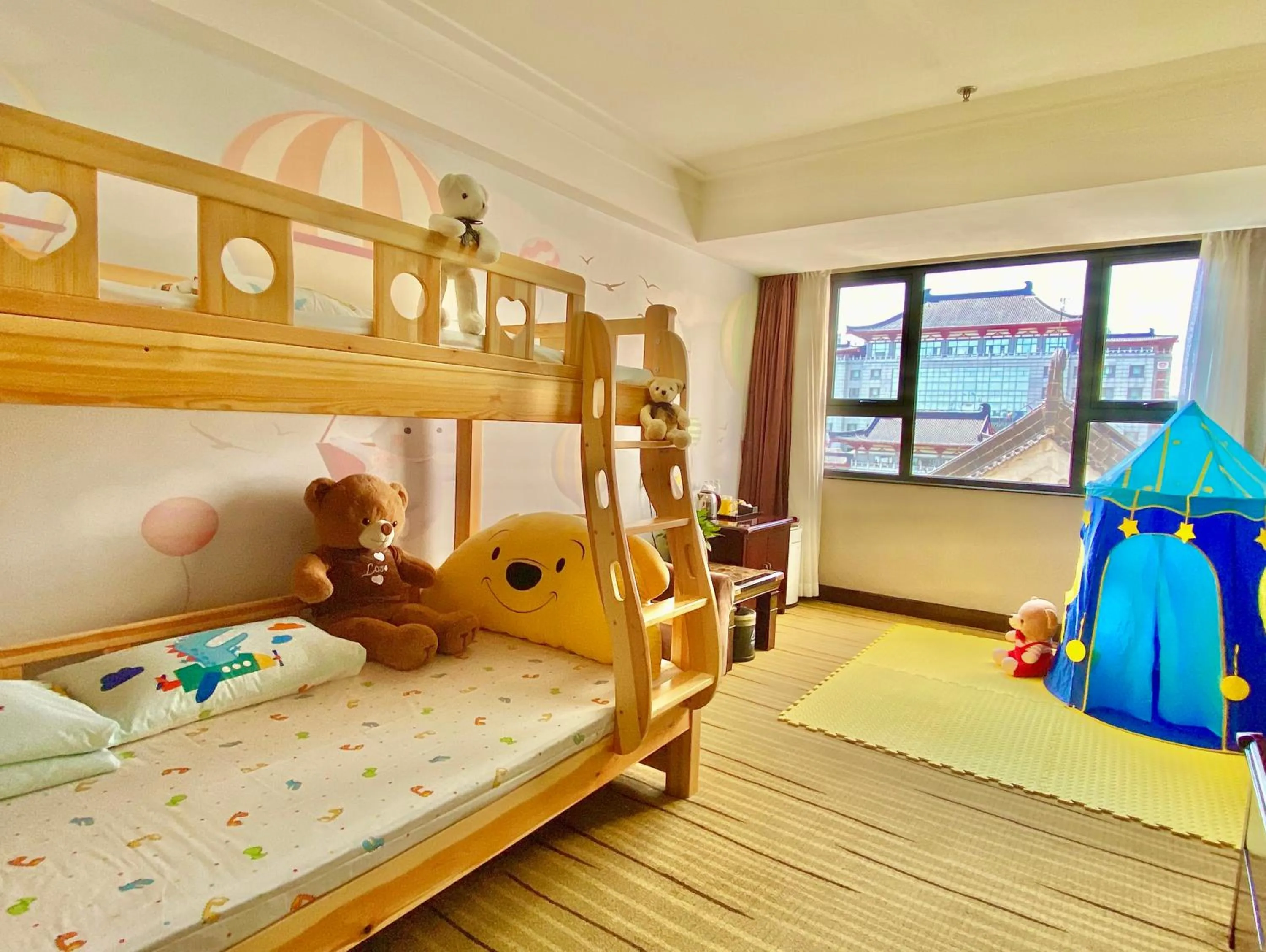 Photo of the whole room, Bed in Jin Jiang West Capital International Hotel the Bell and Drum Tower Muslim quarter & Metro Line 6 & indoor swimming pool & self-service free laundry room