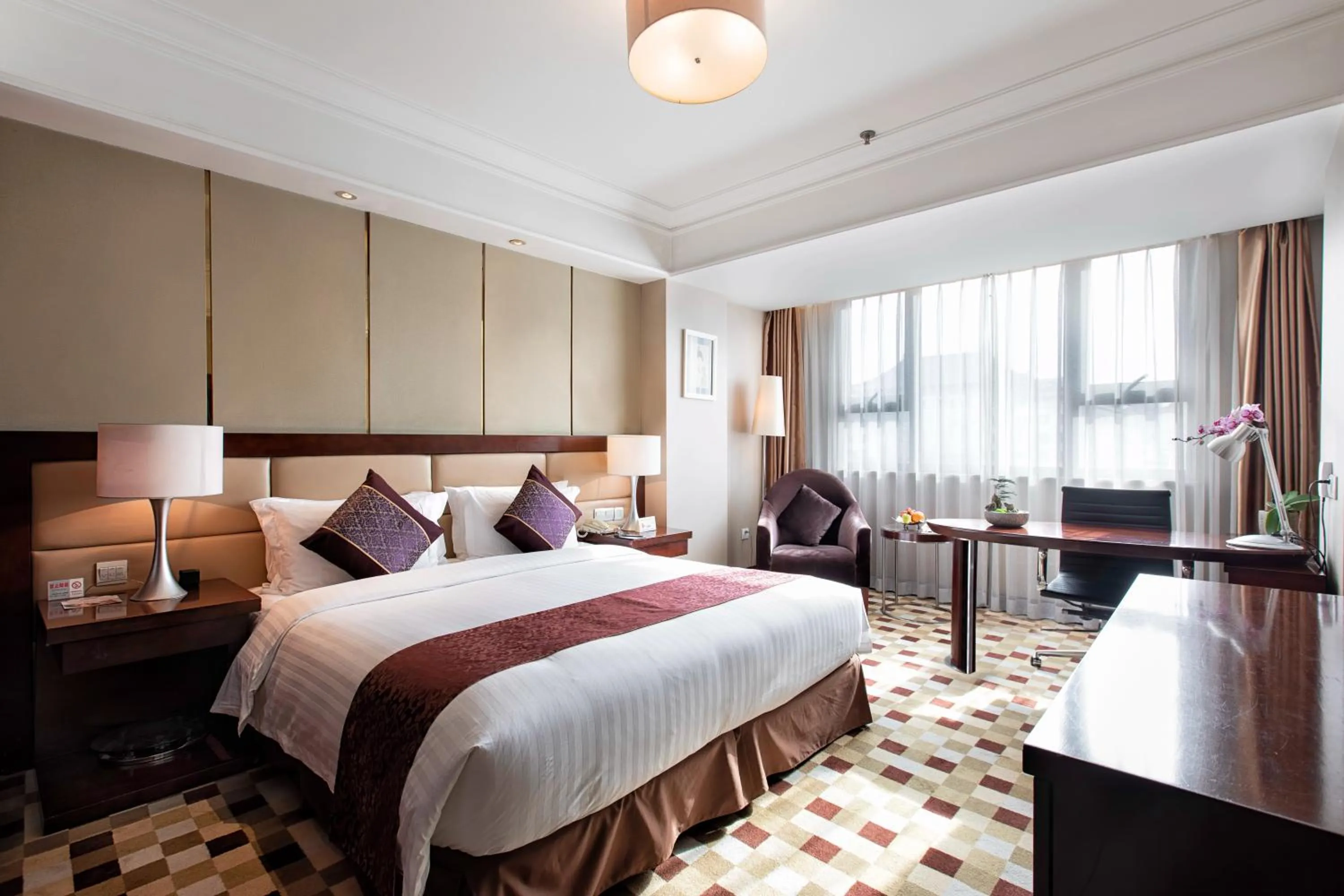 Photo of the whole room, Bed in Jin Jiang West Capital International Hotel the Bell and Drum Tower Muslim quarter & Metro Line 6 & indoor swimming pool & self-service free laundry room