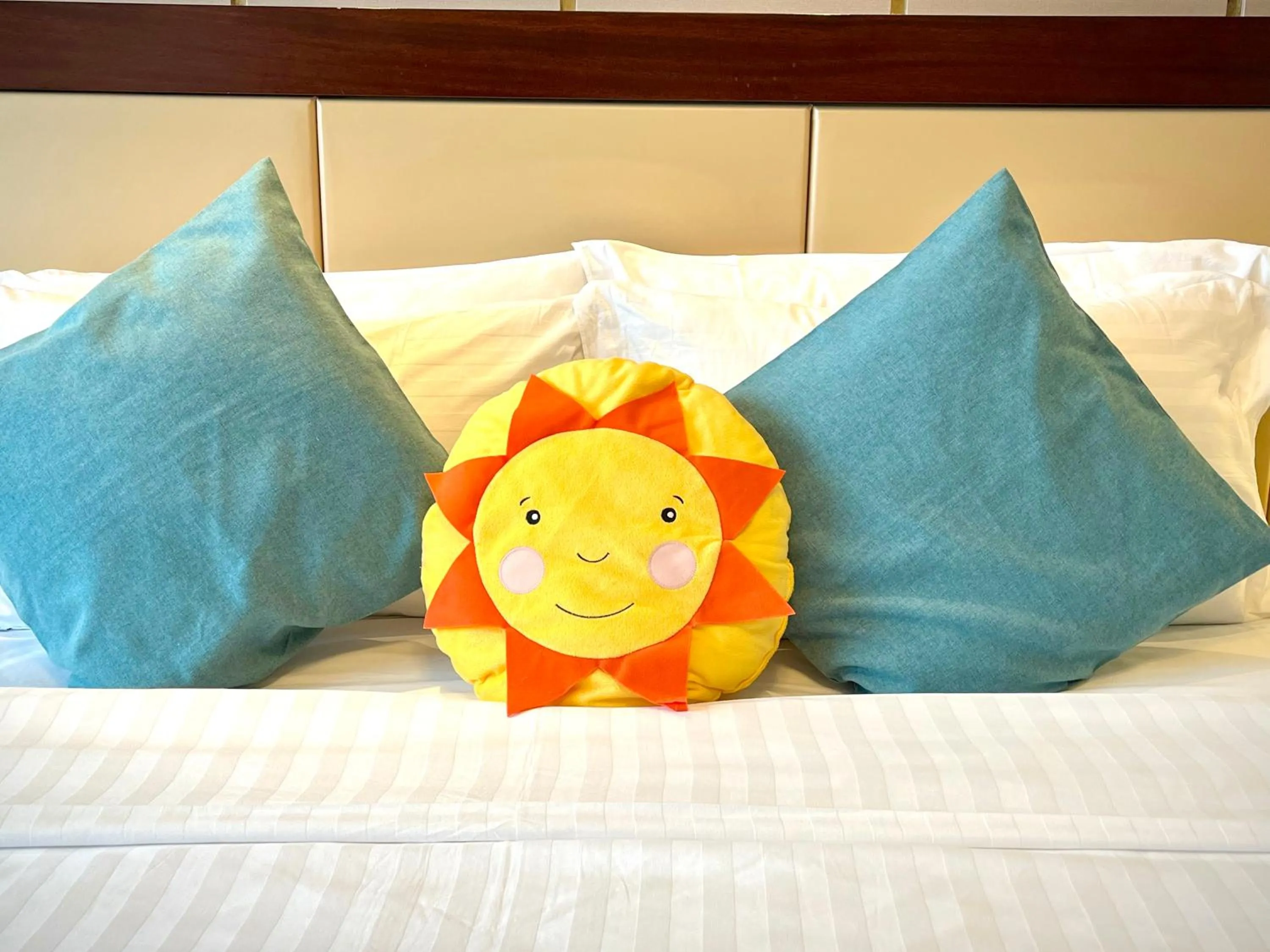 Bed in Jin Jiang West Capital International Hotel the Bell and Drum Tower Muslim quarter & Metro Line 6 & indoor swimming pool & self-service free laundry room