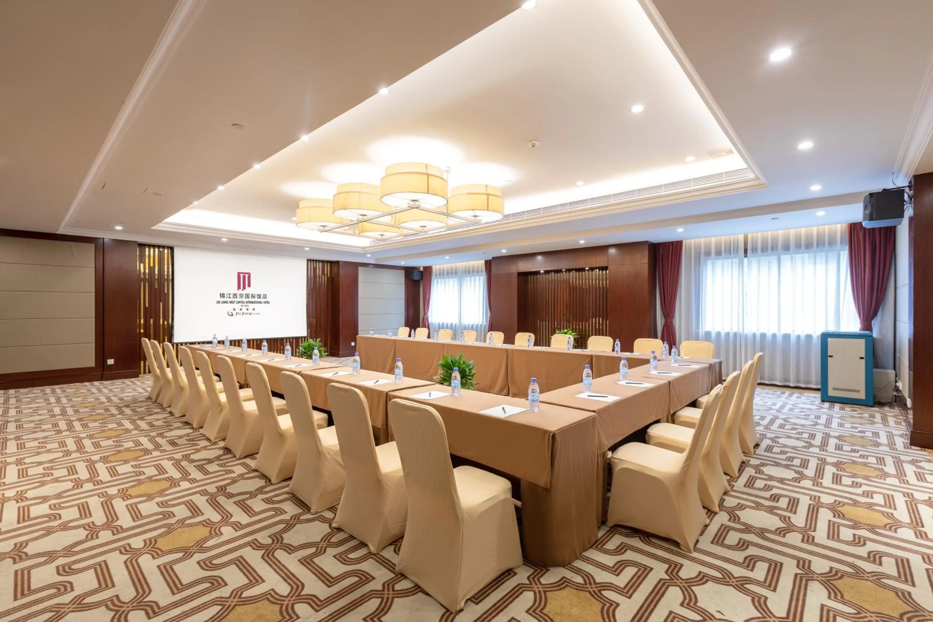 Meeting/conference room in Jin Jiang West Capital International Hotel the Bell and Drum Tower Muslim quarter & Metro Line 6 & indoor swimming pool & self-service free laundry room