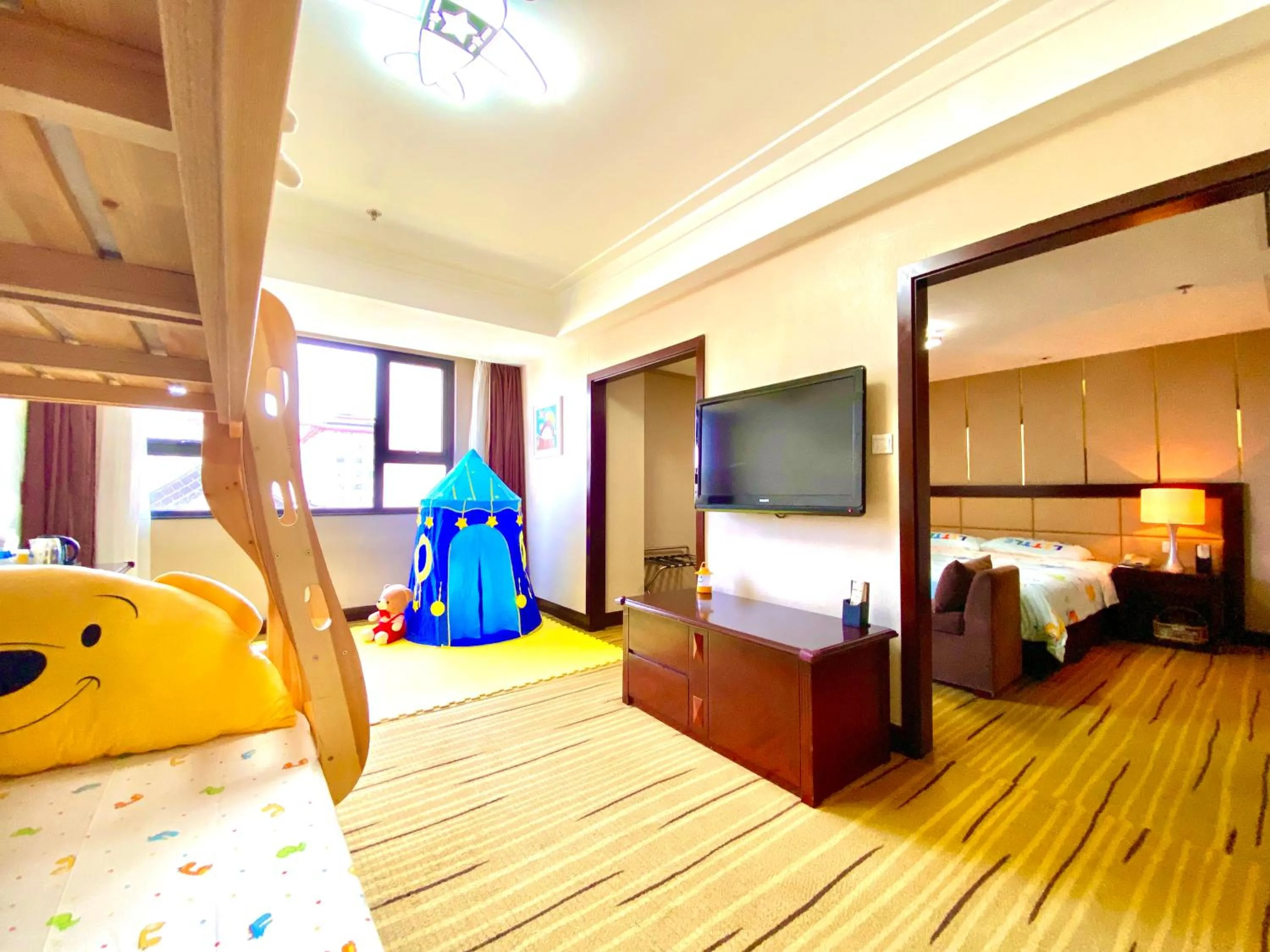 Photo of the whole room, Bed in Jin Jiang West Capital International Hotel the Bell and Drum Tower Muslim quarter & Metro Line 6 & indoor swimming pool & self-service free laundry room