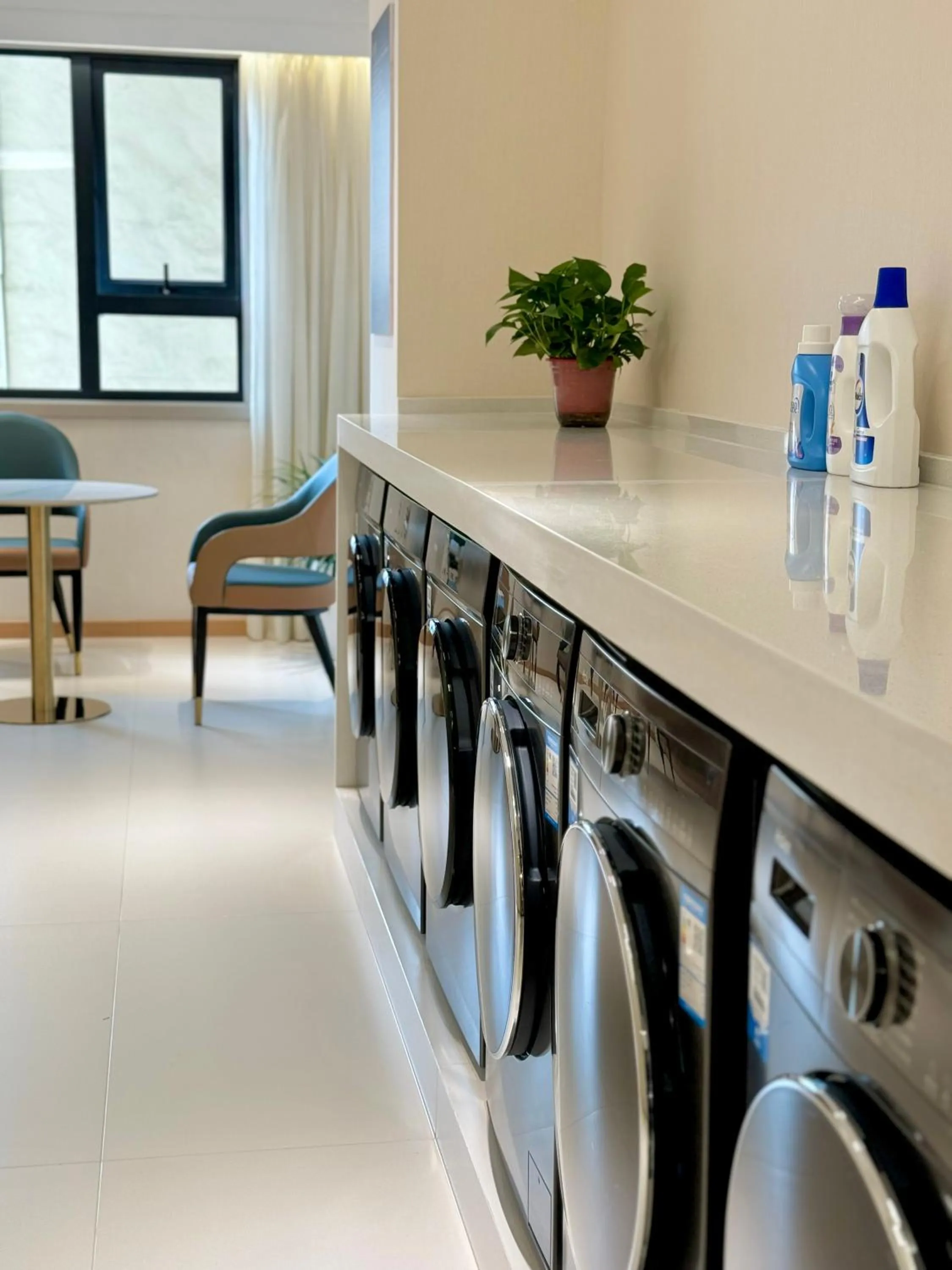 Seating area in Jin Jiang West Capital International Hotel the Bell and Drum Tower Muslim quarter & Metro Line 6 & indoor swimming pool & self-service free laundry room