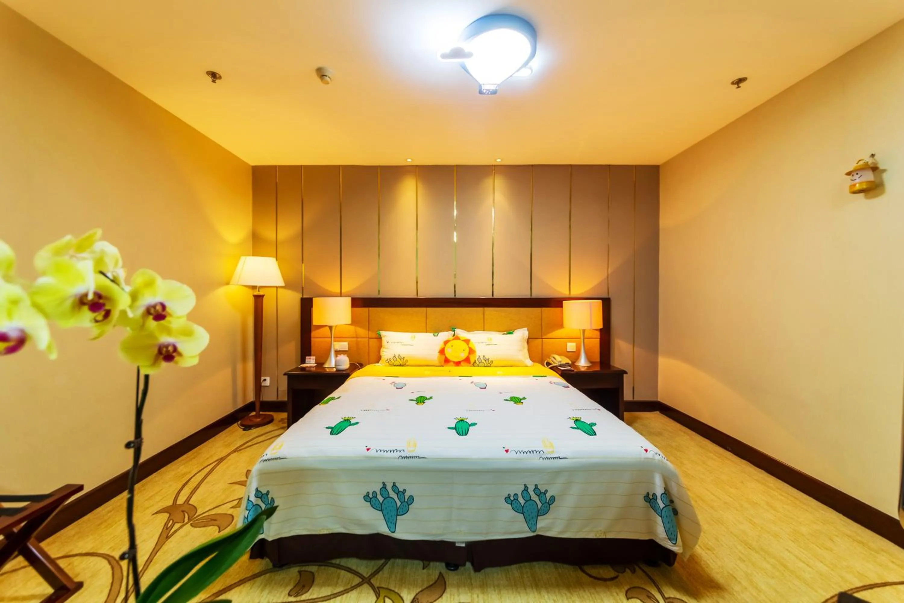 Bed in Jin Jiang West Capital International Hotel the Bell and Drum Tower Muslim quarter & Metro Line 6 & indoor swimming pool & self-service free laundry room