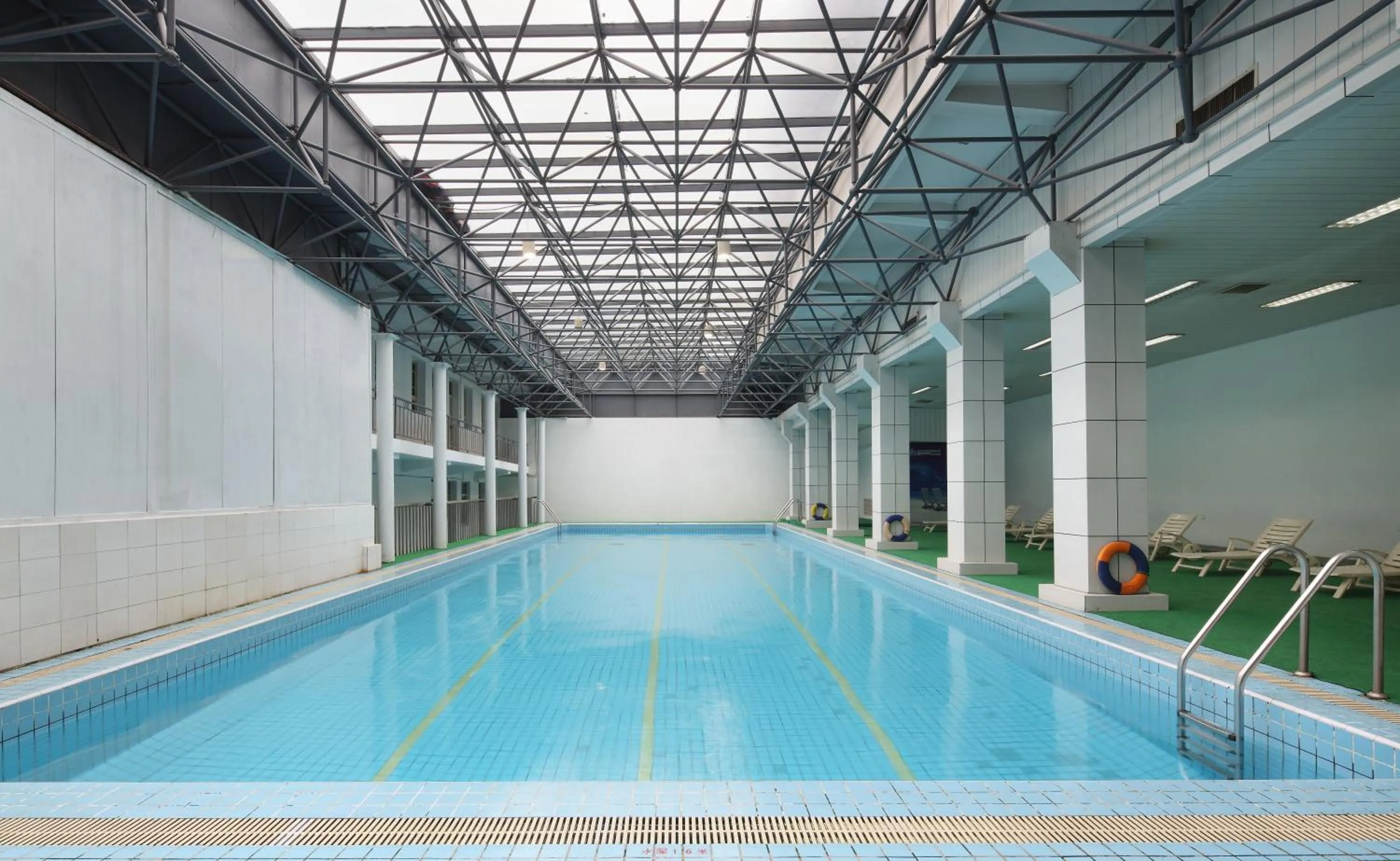 Swimming pool in Jin Jiang West Capital International Hotel the Bell and Drum Tower Muslim quarter & Metro Line 6 & indoor swimming pool & self-service free laundry room