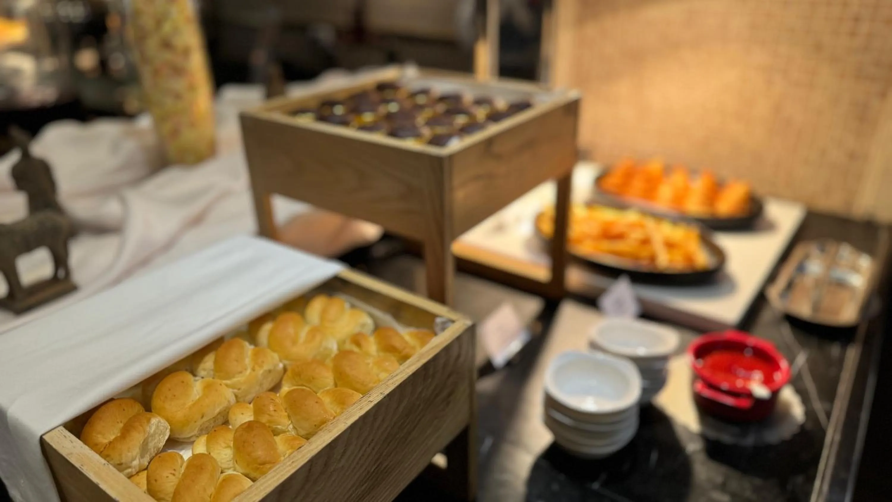 Breakfast in Jin Jiang West Capital International Hotel the Bell and Drum Tower Muslim quarter & Metro Line 6 & indoor swimming pool & self-service free laundry room