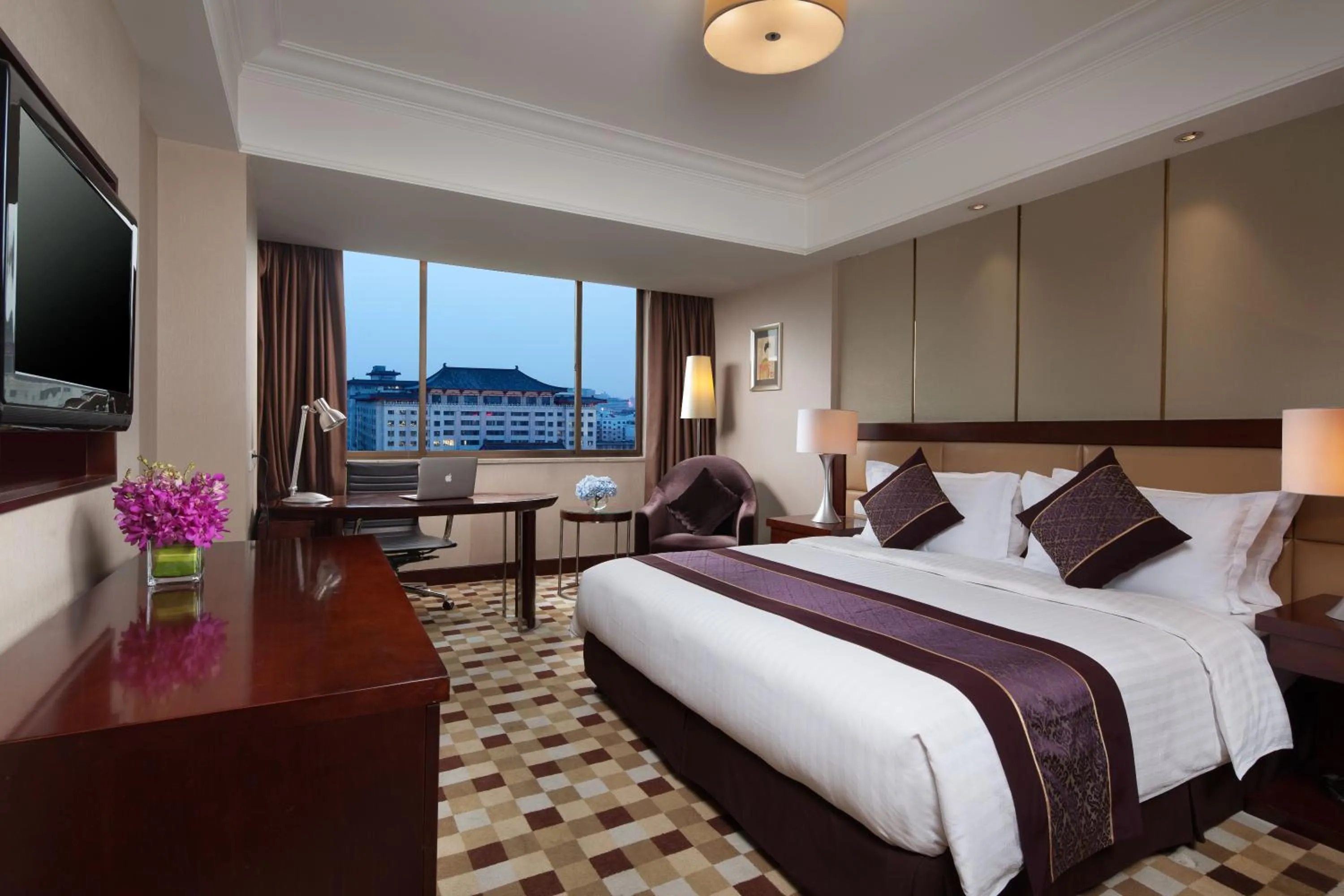 Photo of the whole room, Bed in Jin Jiang West Capital International Hotel the Bell and Drum Tower Muslim quarter & Metro Line 6 & indoor swimming pool & self-service free laundry room