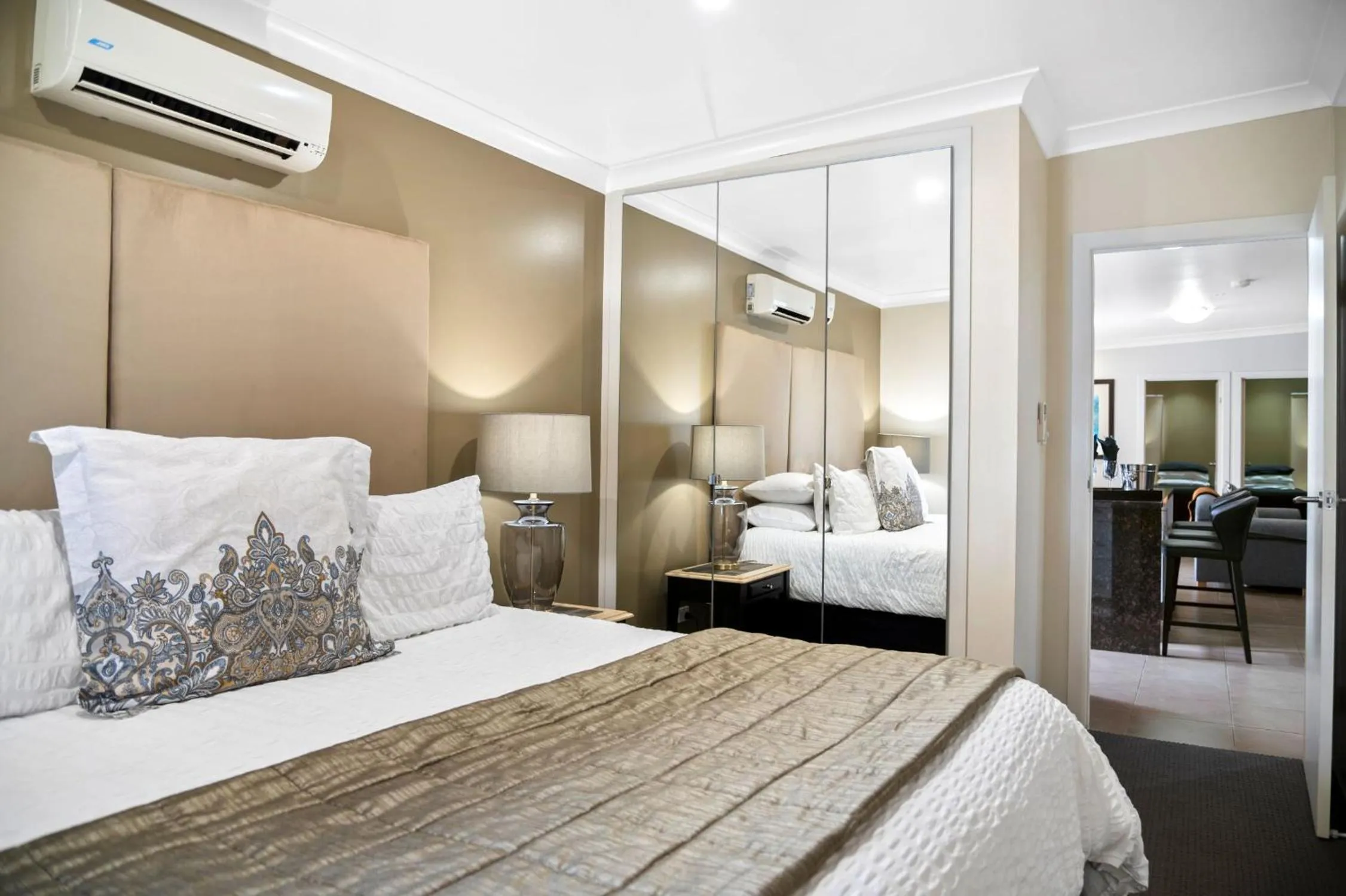 Bedroom, Bed in 53 on Victoria