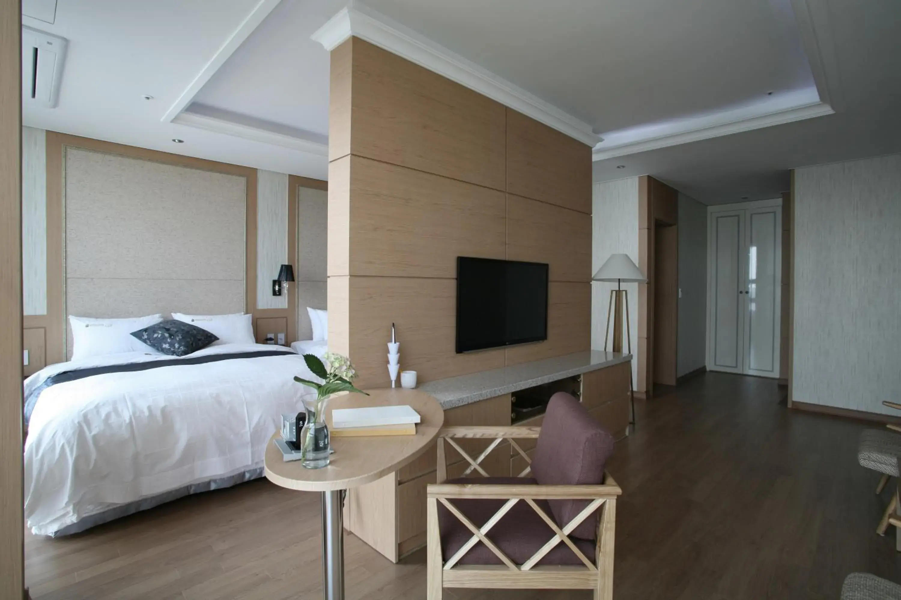 Seating area, Bed in Benikea Hotel Yeosu Seating area, Bed in Benikea Hotel Yeosu