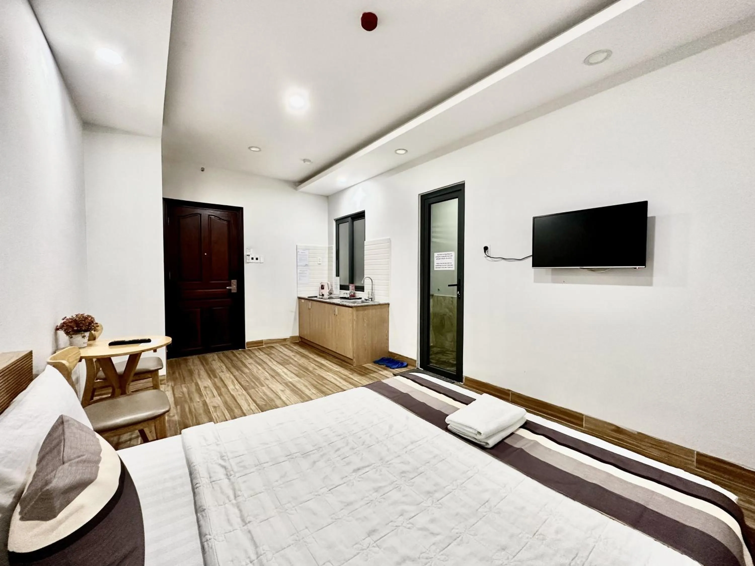 Bed in The Jade Hotel near Tan Son Nhat Airport