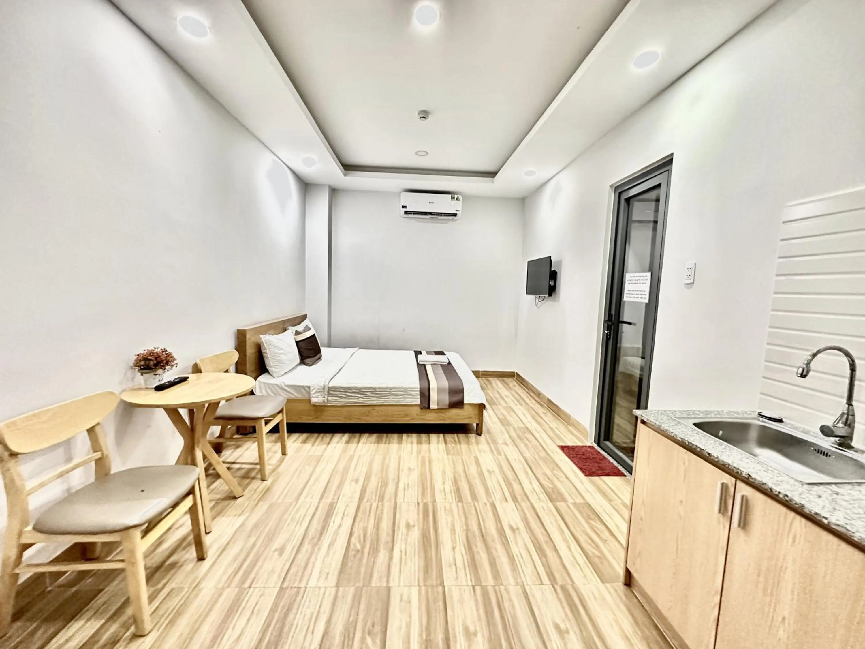 Photo of the whole room in The Jade Hotel near Tan Son Nhat Airport