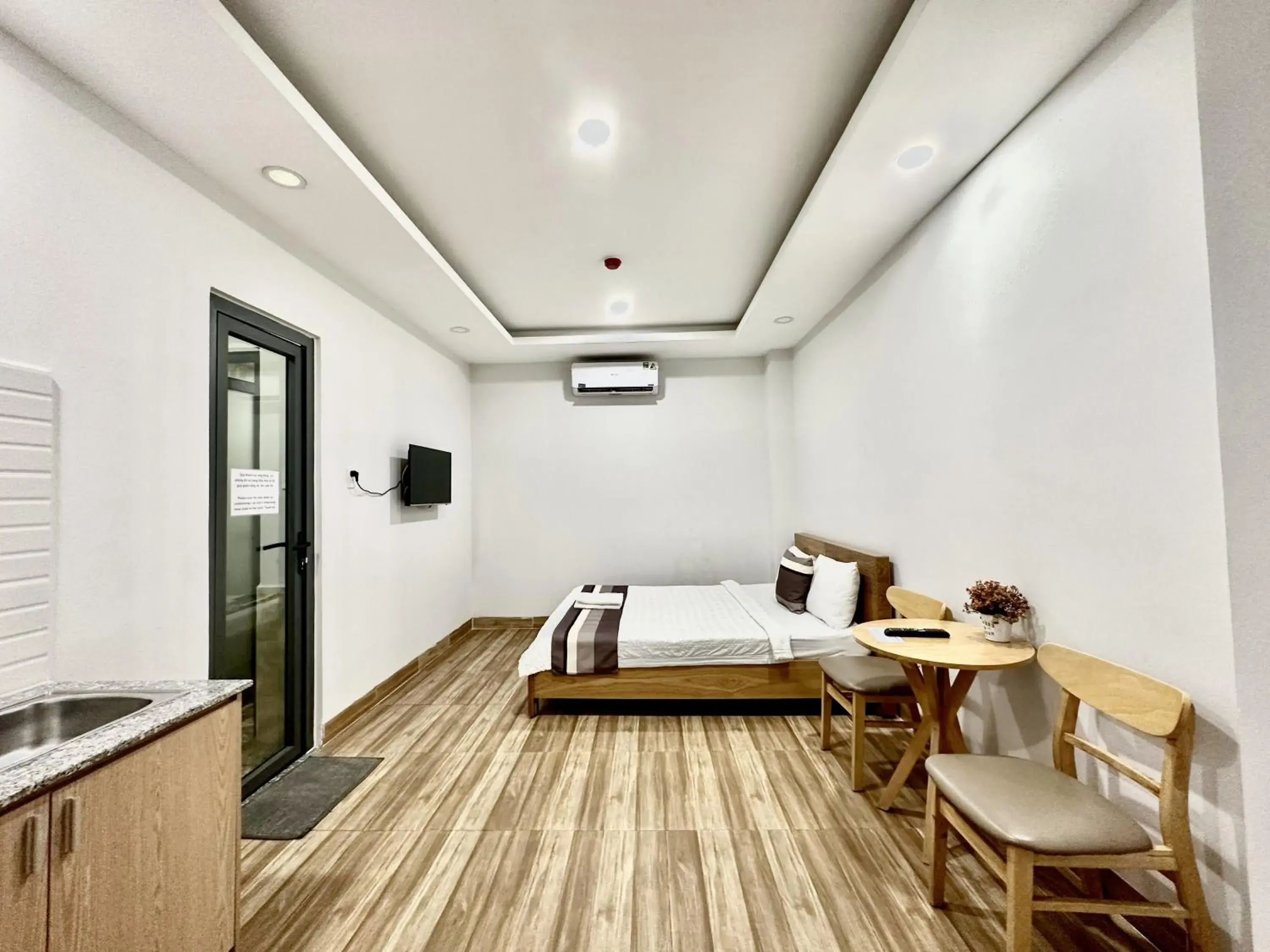 The Jade Hotel near Tan Son Nhat Airport The Jade Hotel near Tan Son Nhat Airport