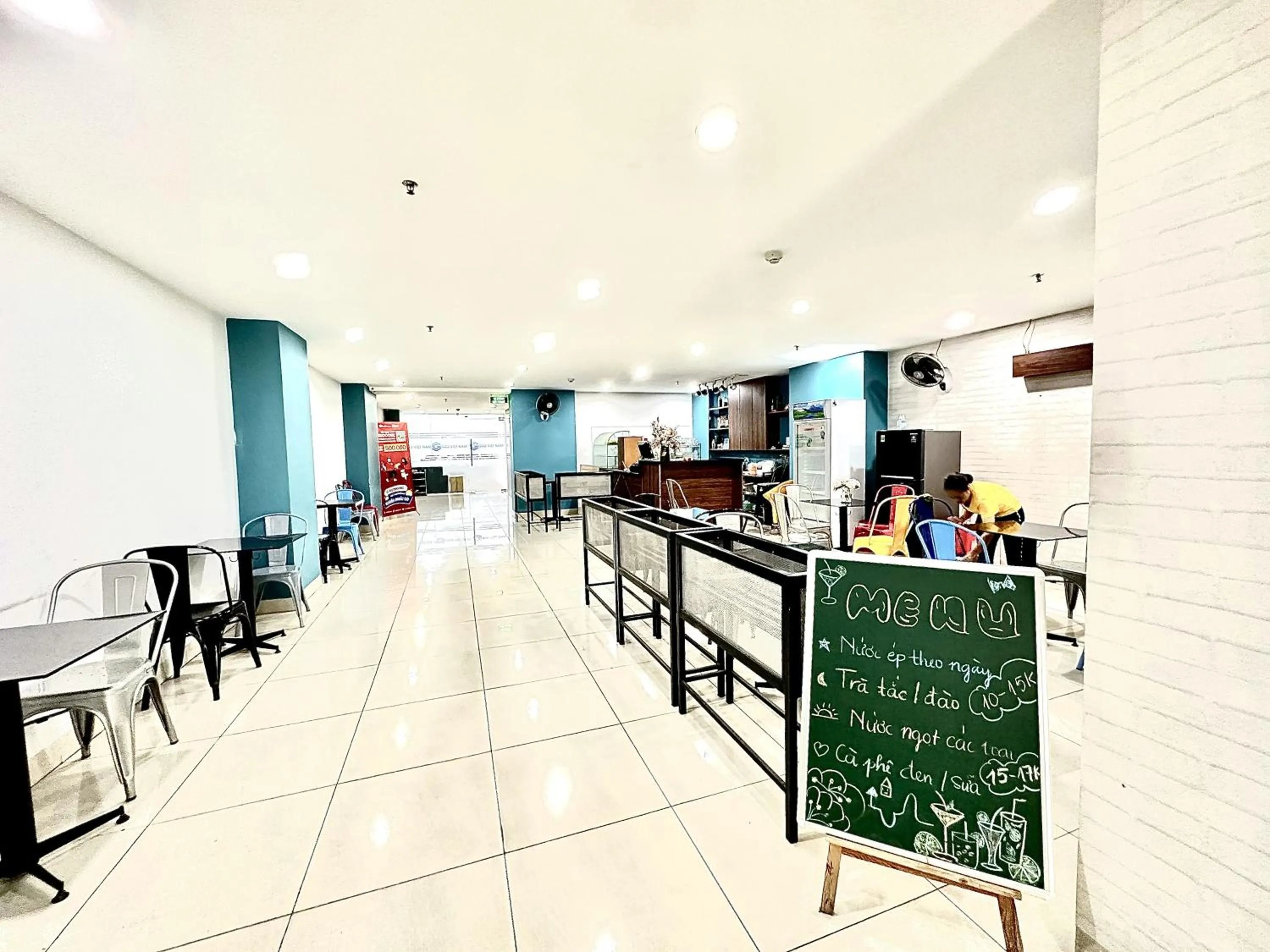 Restaurant/places to eat in The Jade Hotel near Tan Son Nhat Airport