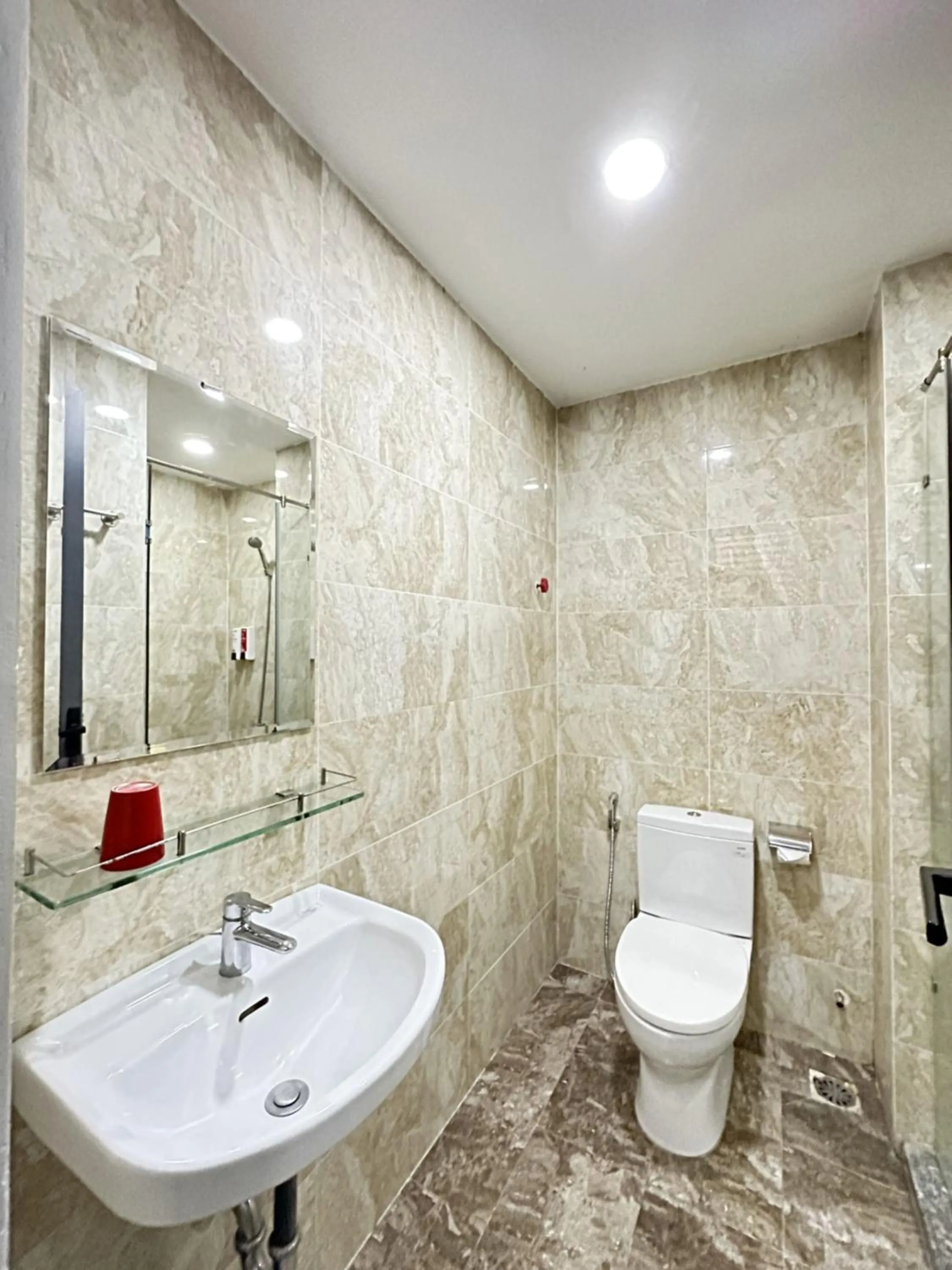 Shower in The Jade Hotel near Tan Son Nhat Airport