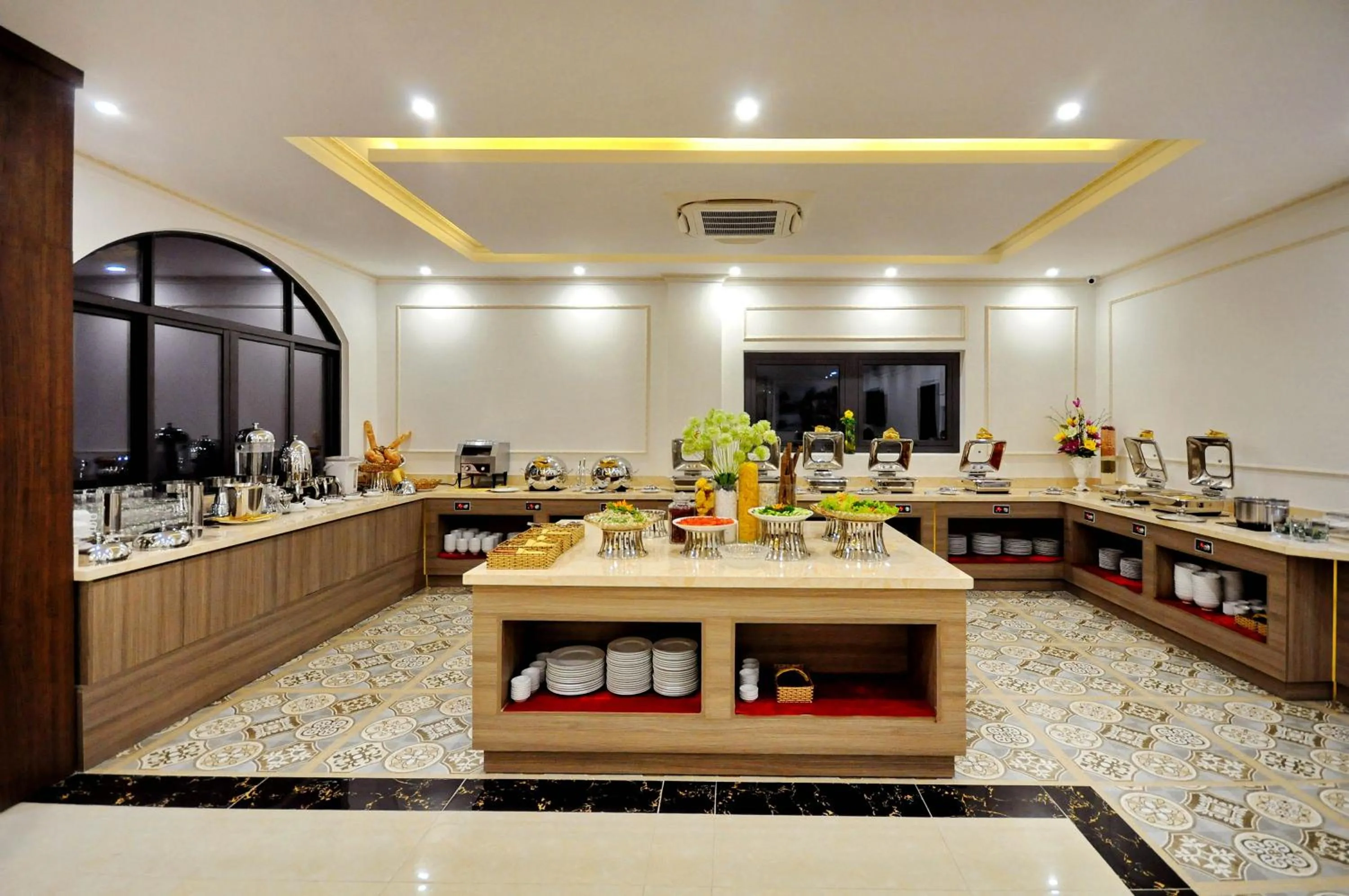 Restaurant/places to eat in Crown Nguyen Hoang Hotel