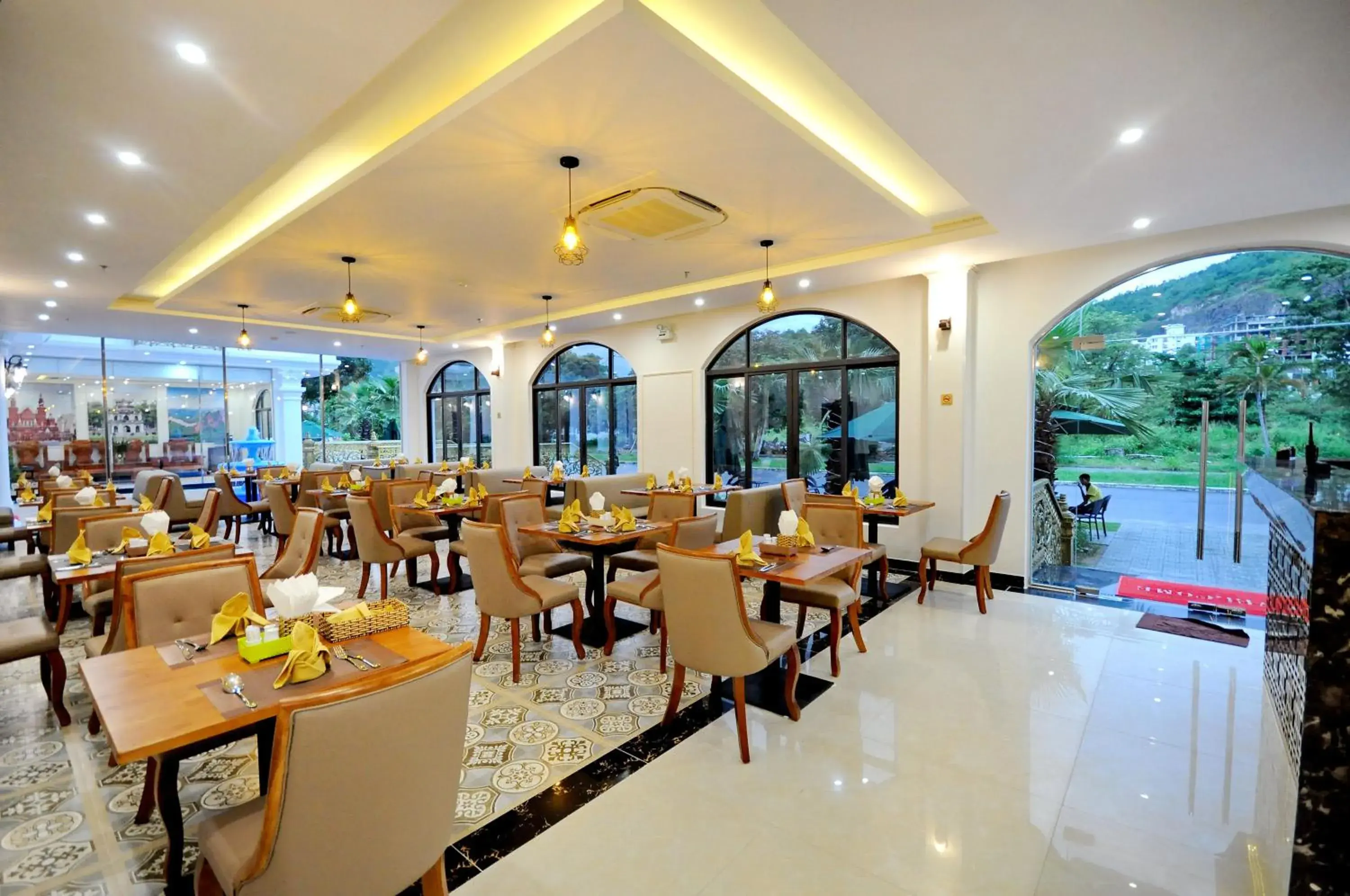 Restaurant/places to eat in Crown Nguyen Hoang Hotel Restaurant/places to eat in Crown Nguyen Hoang Hotel