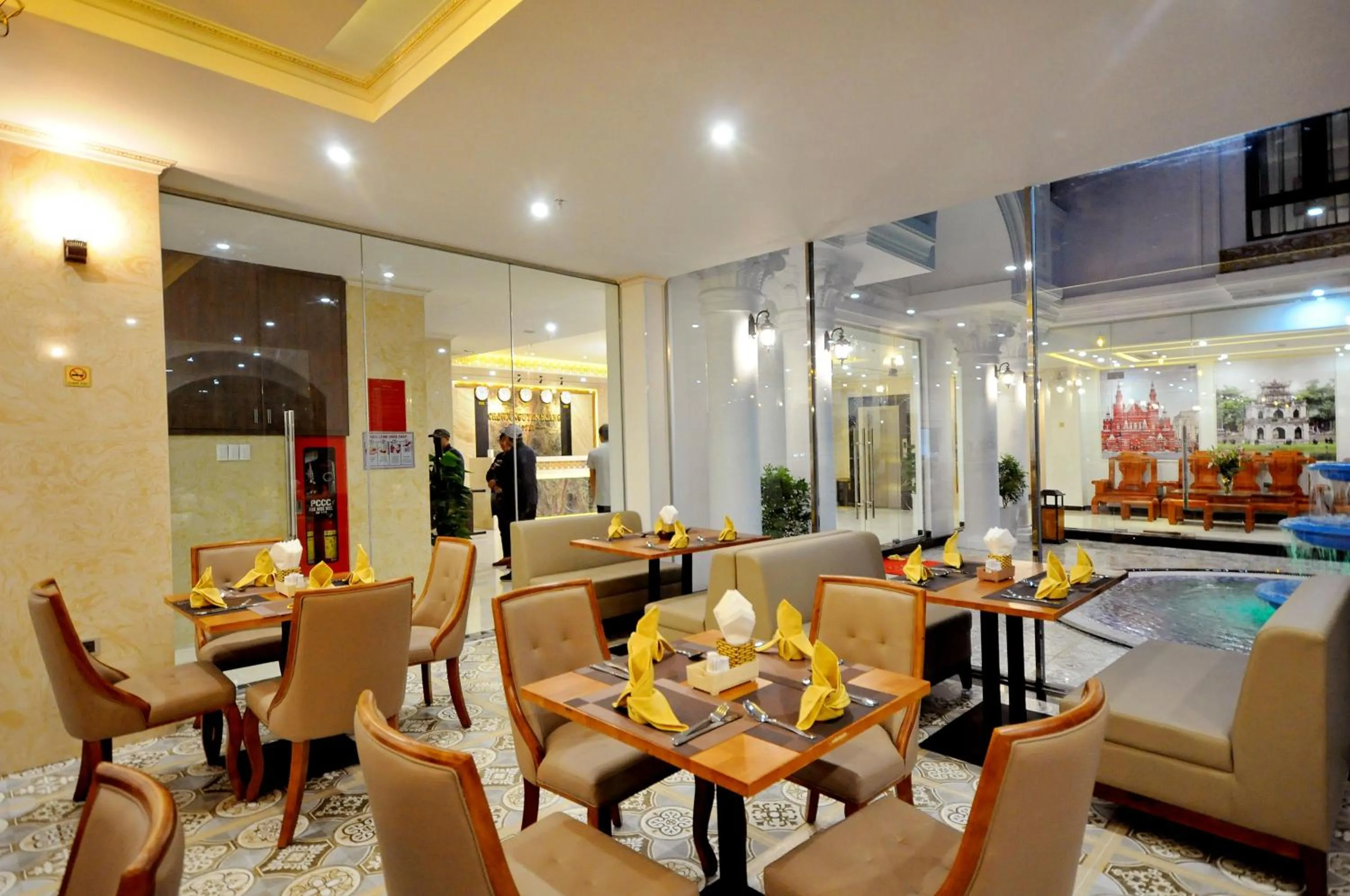 Restaurant/places to eat in Crown Nguyen Hoang Hotel