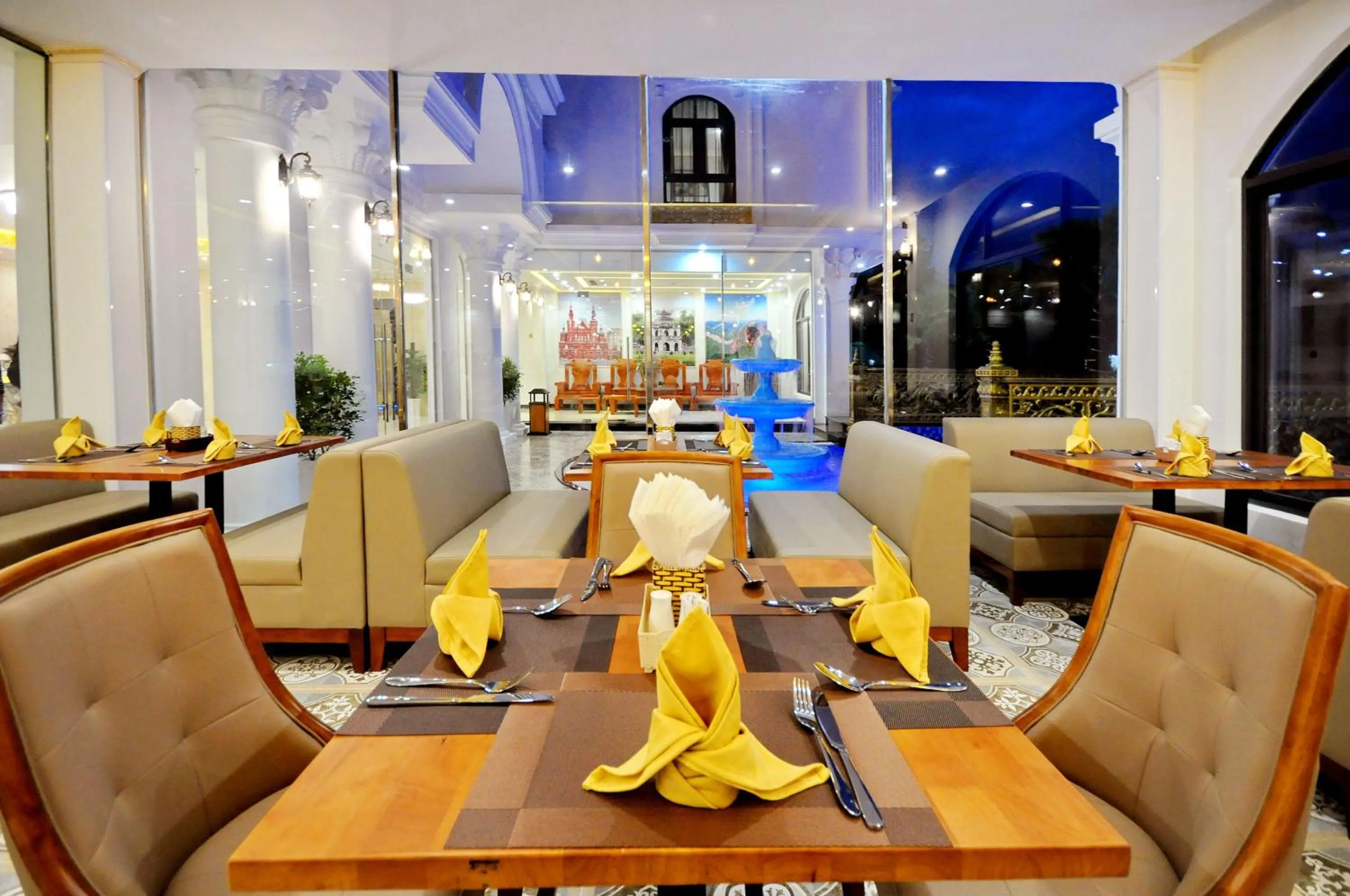 Restaurant/places to eat in Crown Nguyen Hoang Hotel