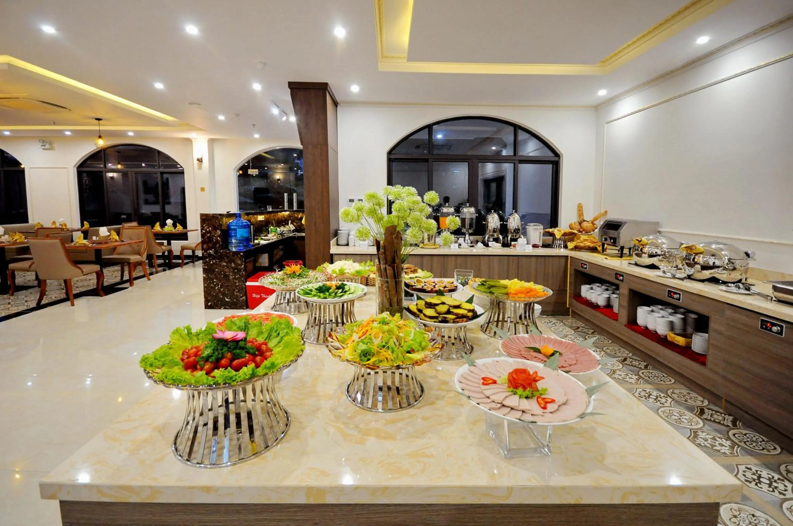 Restaurant/places to eat in Crown Nguyen Hoang Hotel