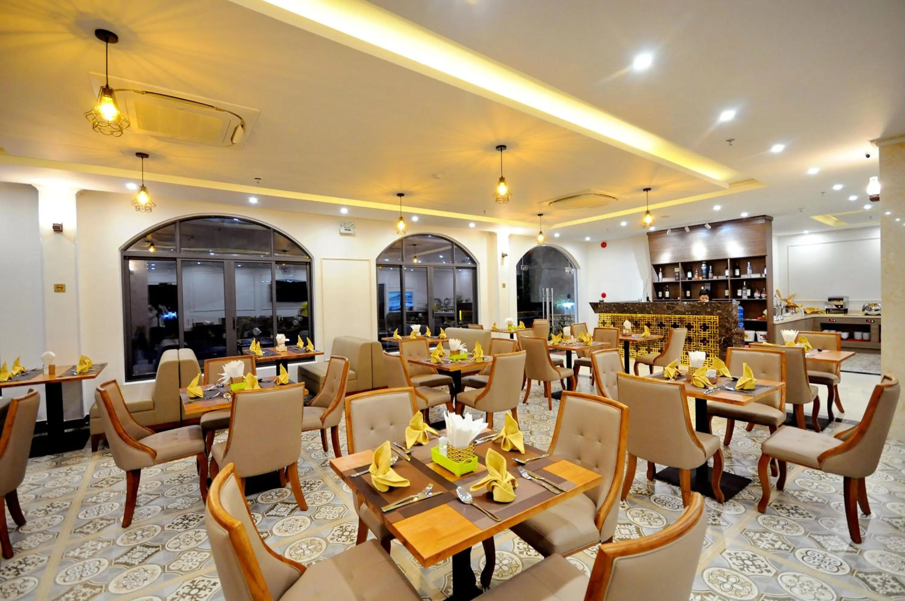 Restaurant/places to eat in Crown Nguyen Hoang Hotel