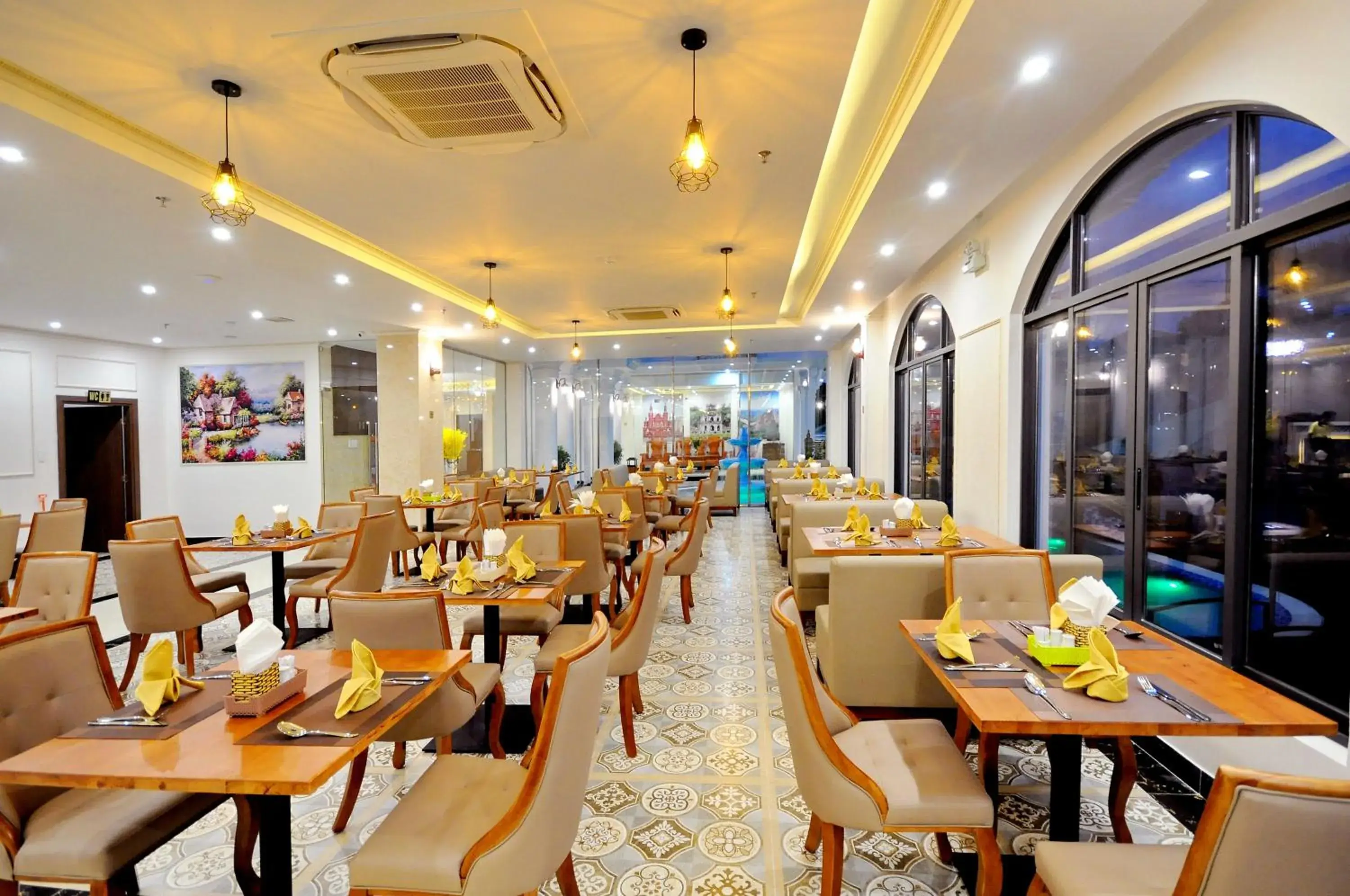 Restaurant/places to eat in Crown Nguyen Hoang Hotel Restaurant/places to eat in Crown Nguyen Hoang Hotel