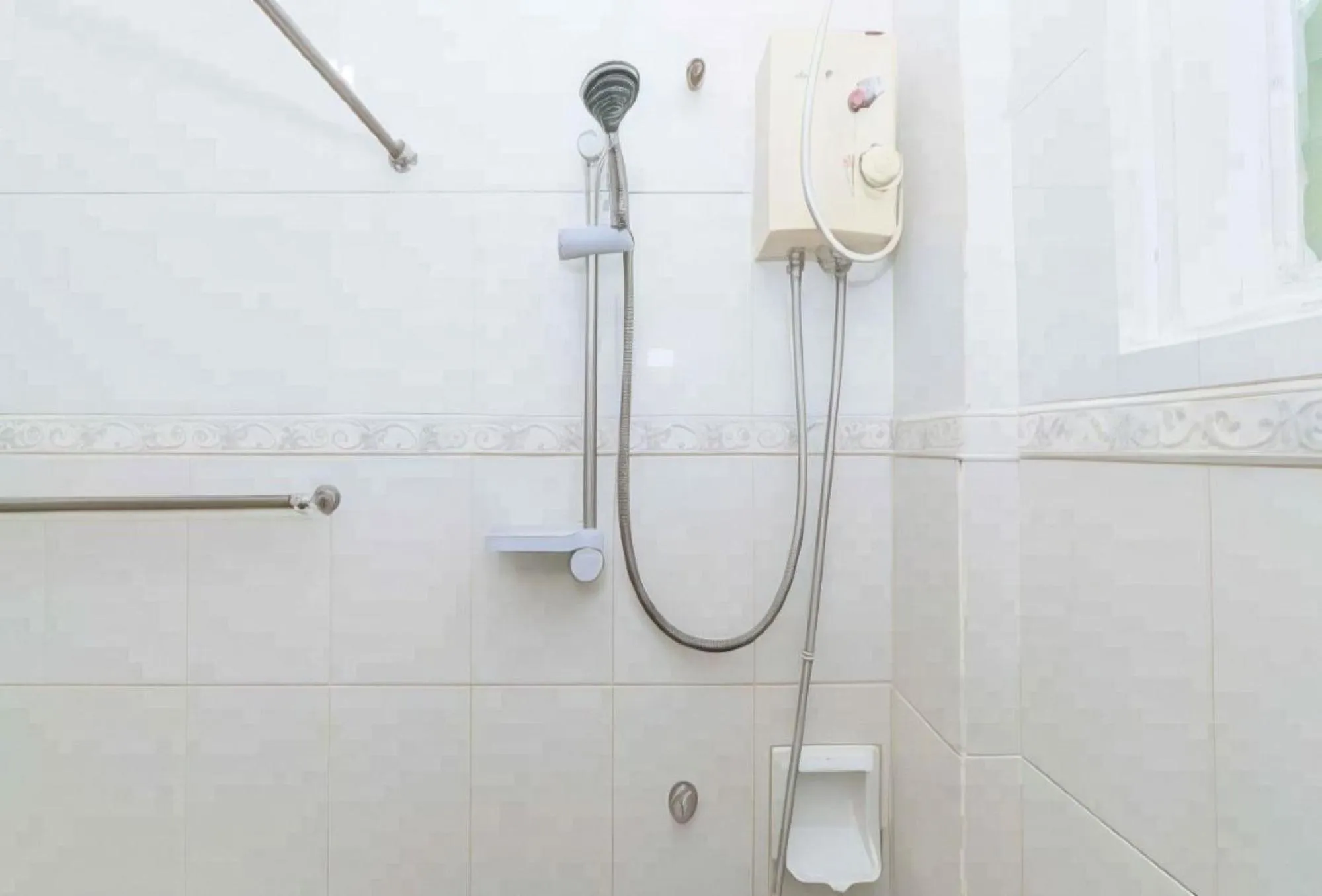 Shower in RedDoorz near Walking Street Angeles City