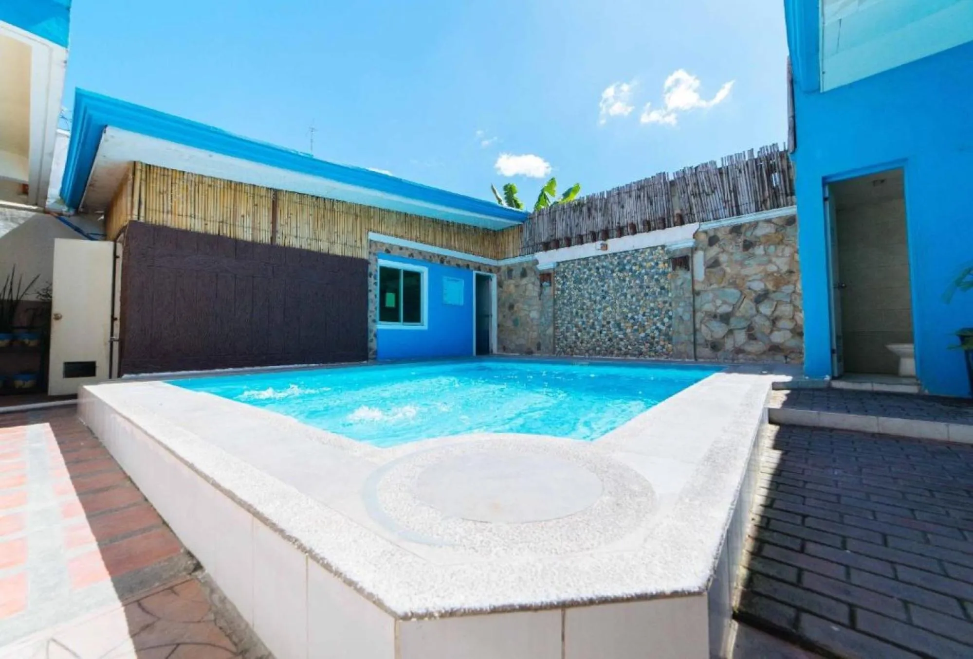 Swimming pool in RedDoorz near Walking Street Angeles City