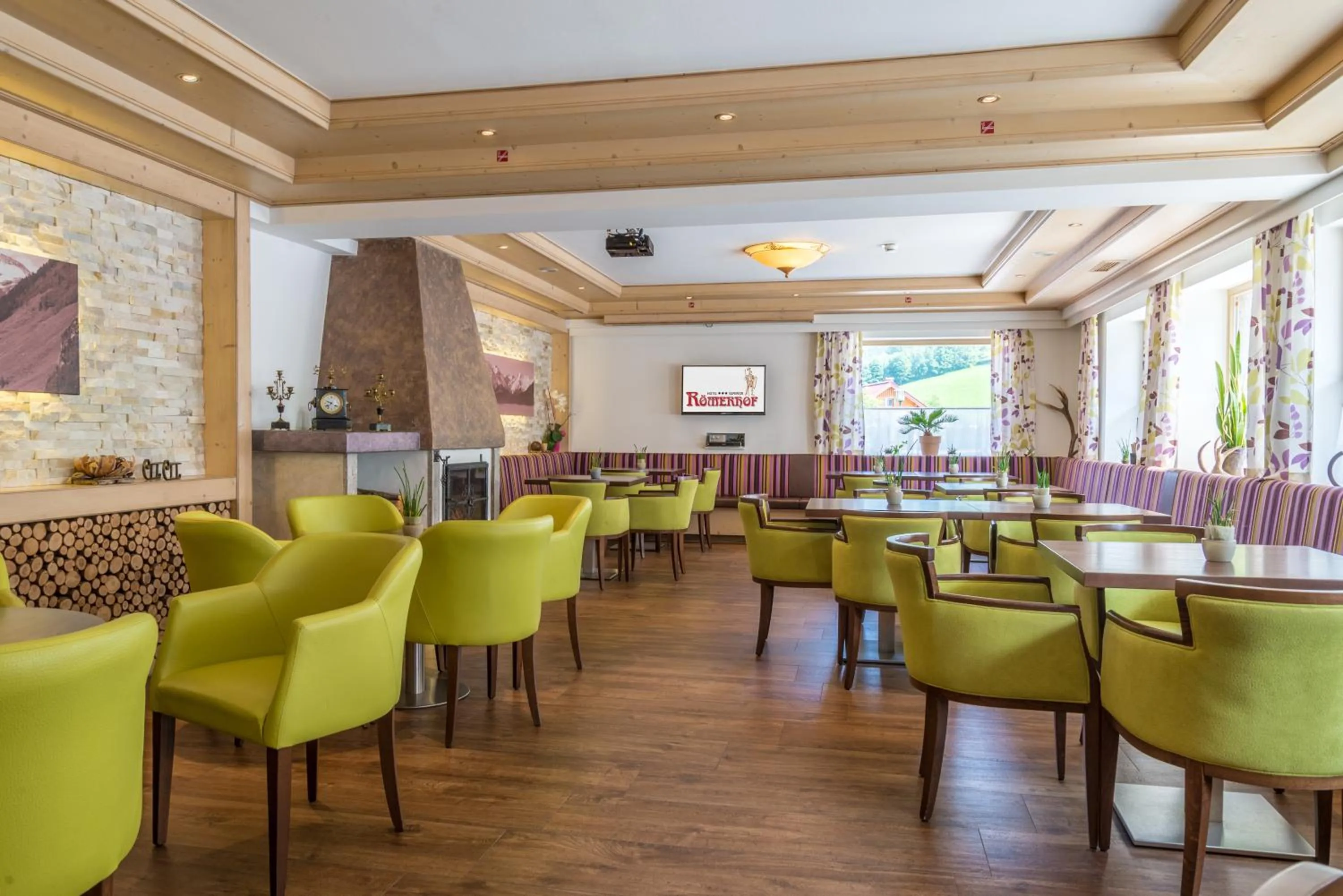 Communal lounge/ TV room in Hotel Römerhof