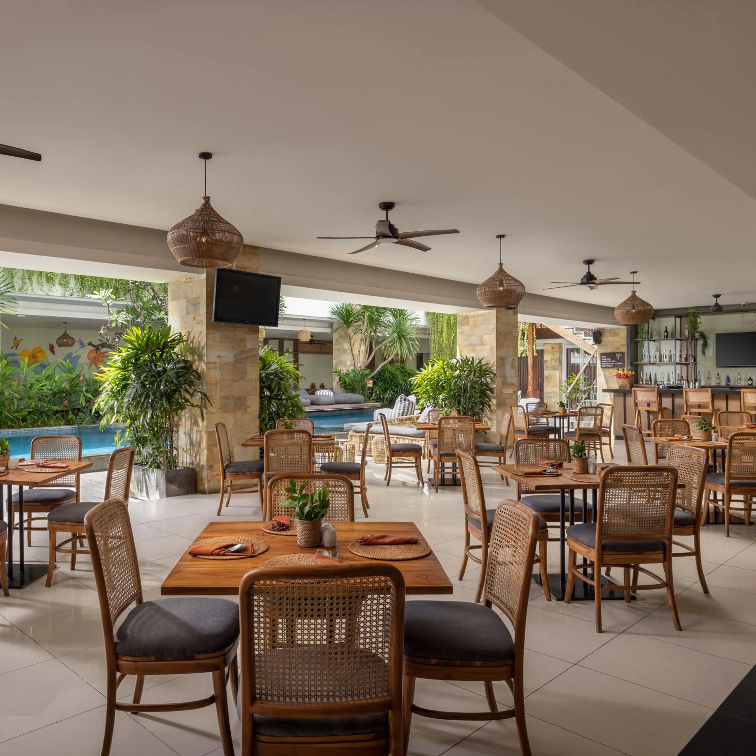 Restaurant/places to eat in Crystalkuta Hotel - Bali