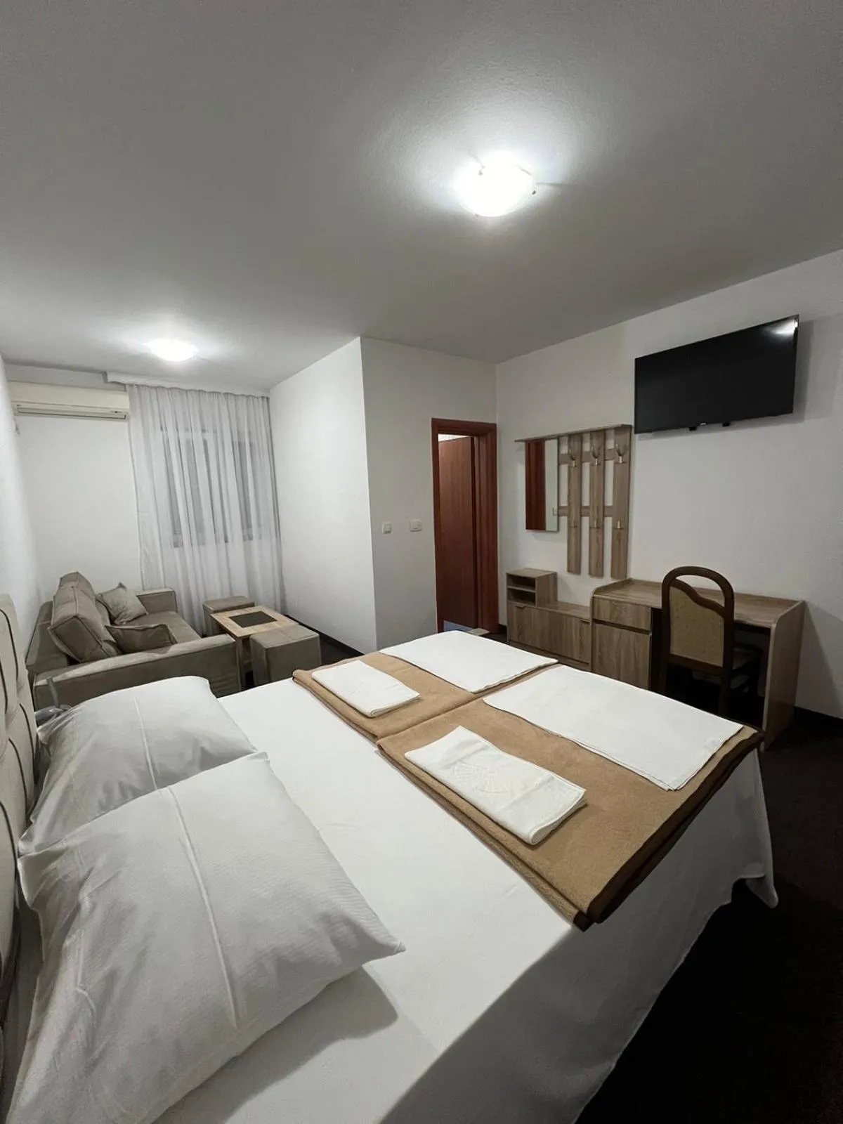 Bedroom, Bed in Motel Aura