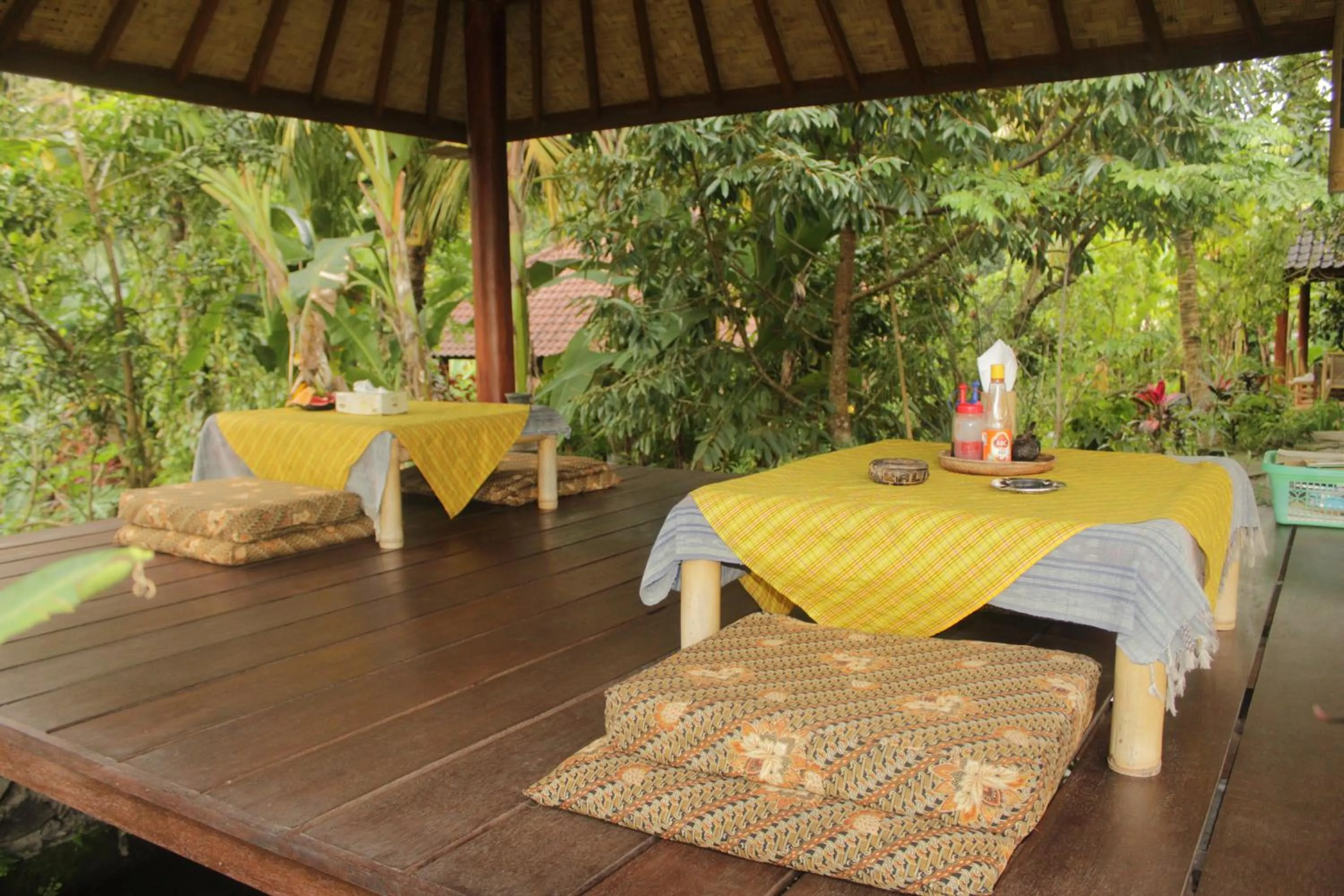 Restaurant/places to eat in Khrisna Hs and Cottages