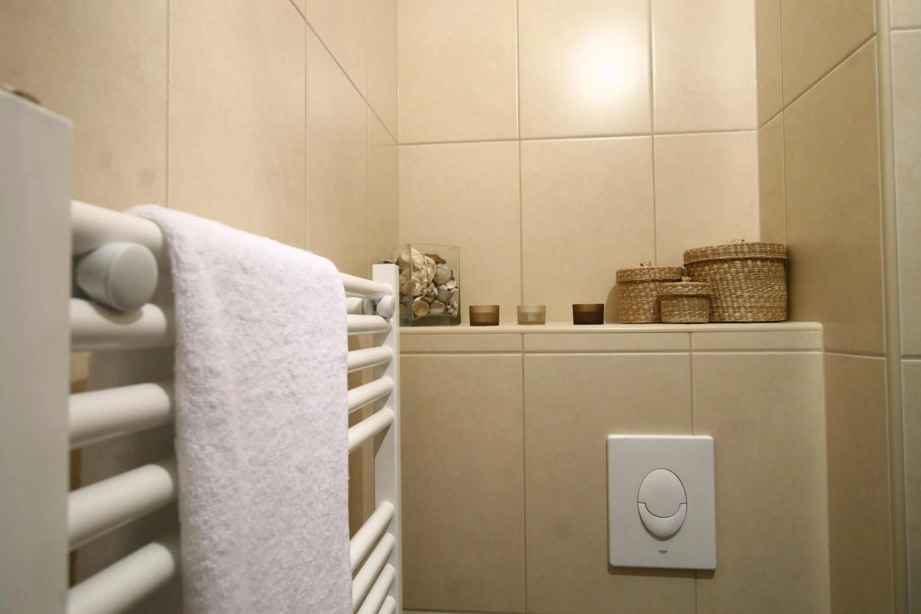 Bathroom, Bed in Central Hotel 21