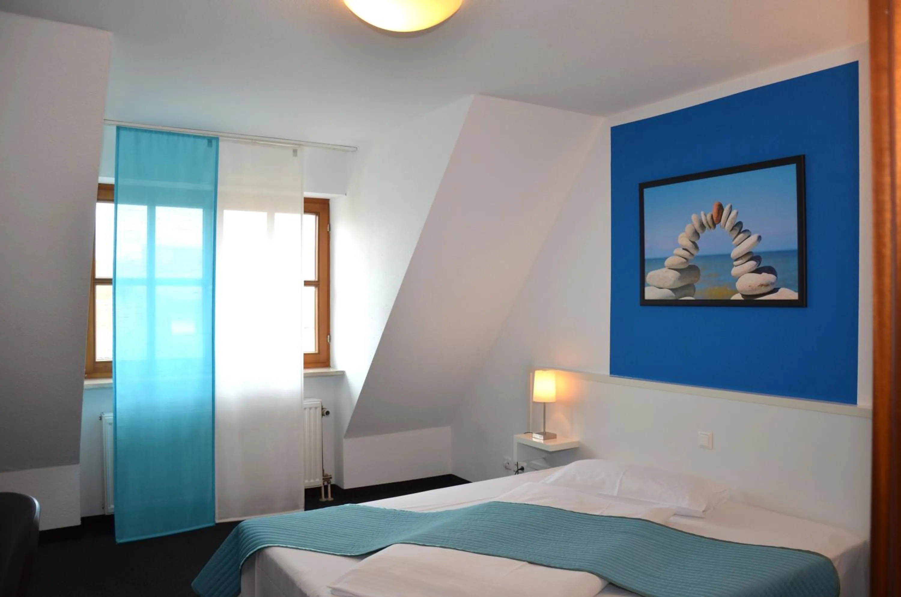 Bedroom, Bed in Hotel zum Brunnen