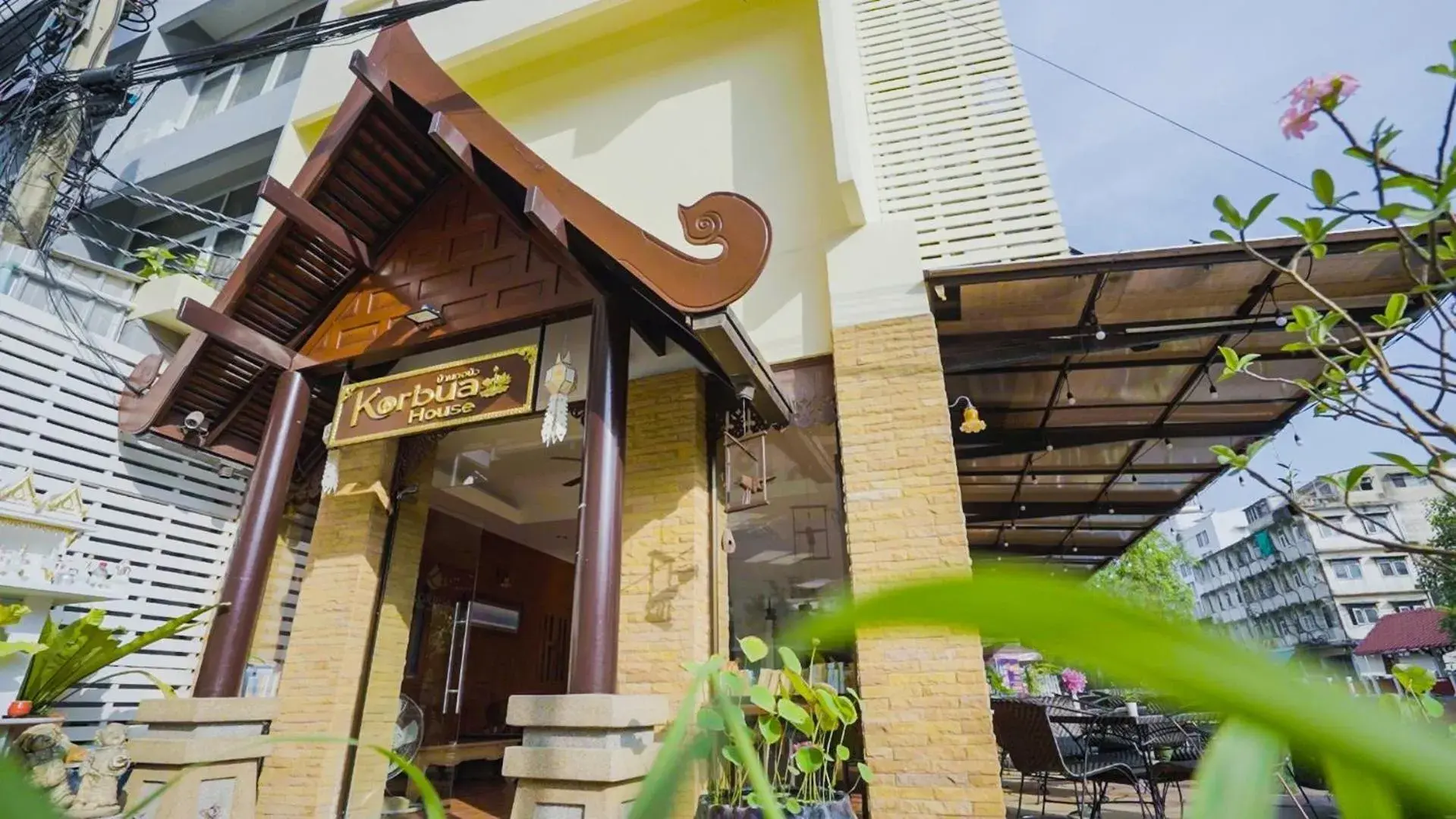 Property building in Korbua House Property building in Korbua House