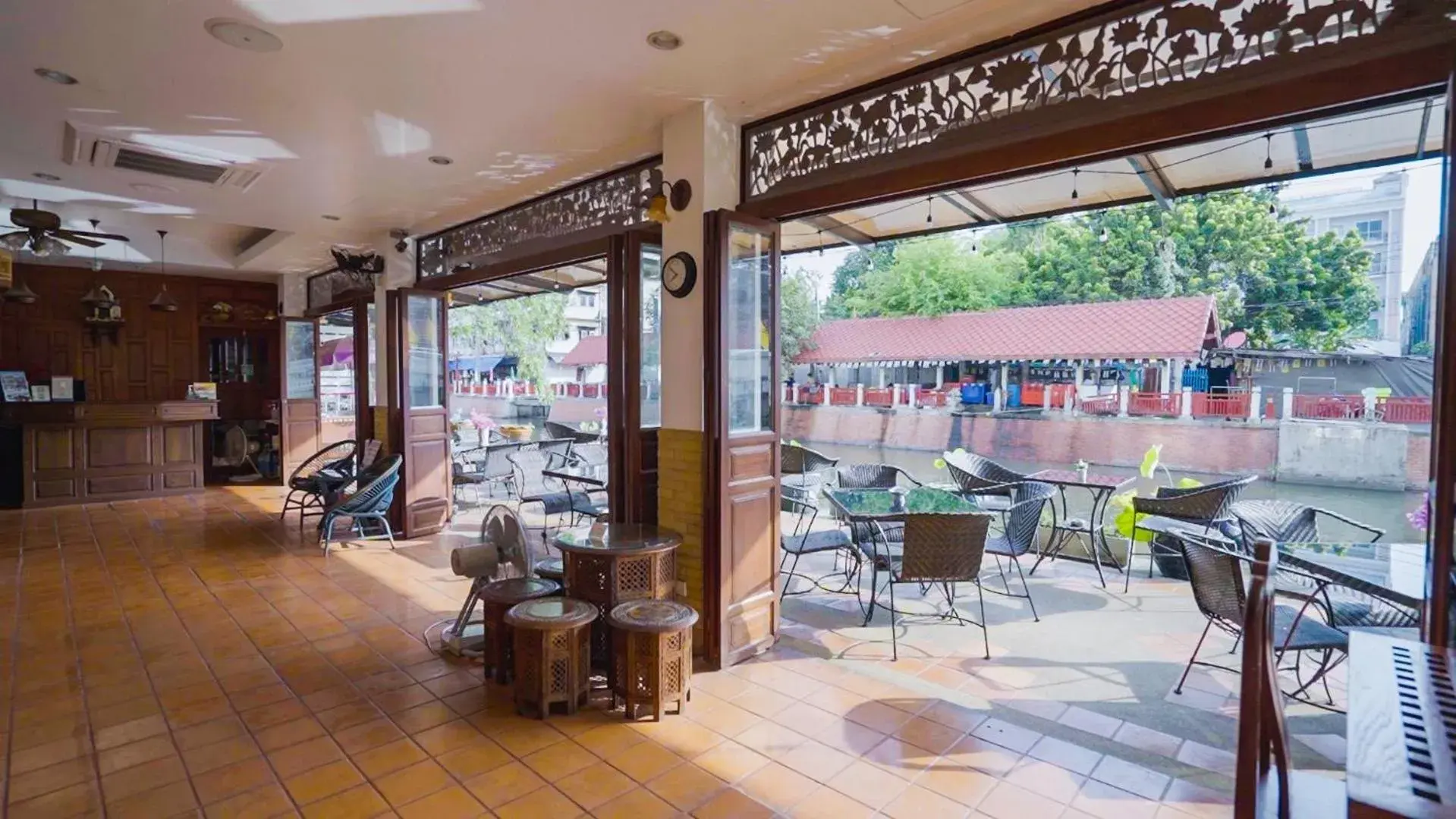 Facade/entrance in Korbua House Facade/entrance in Korbua House