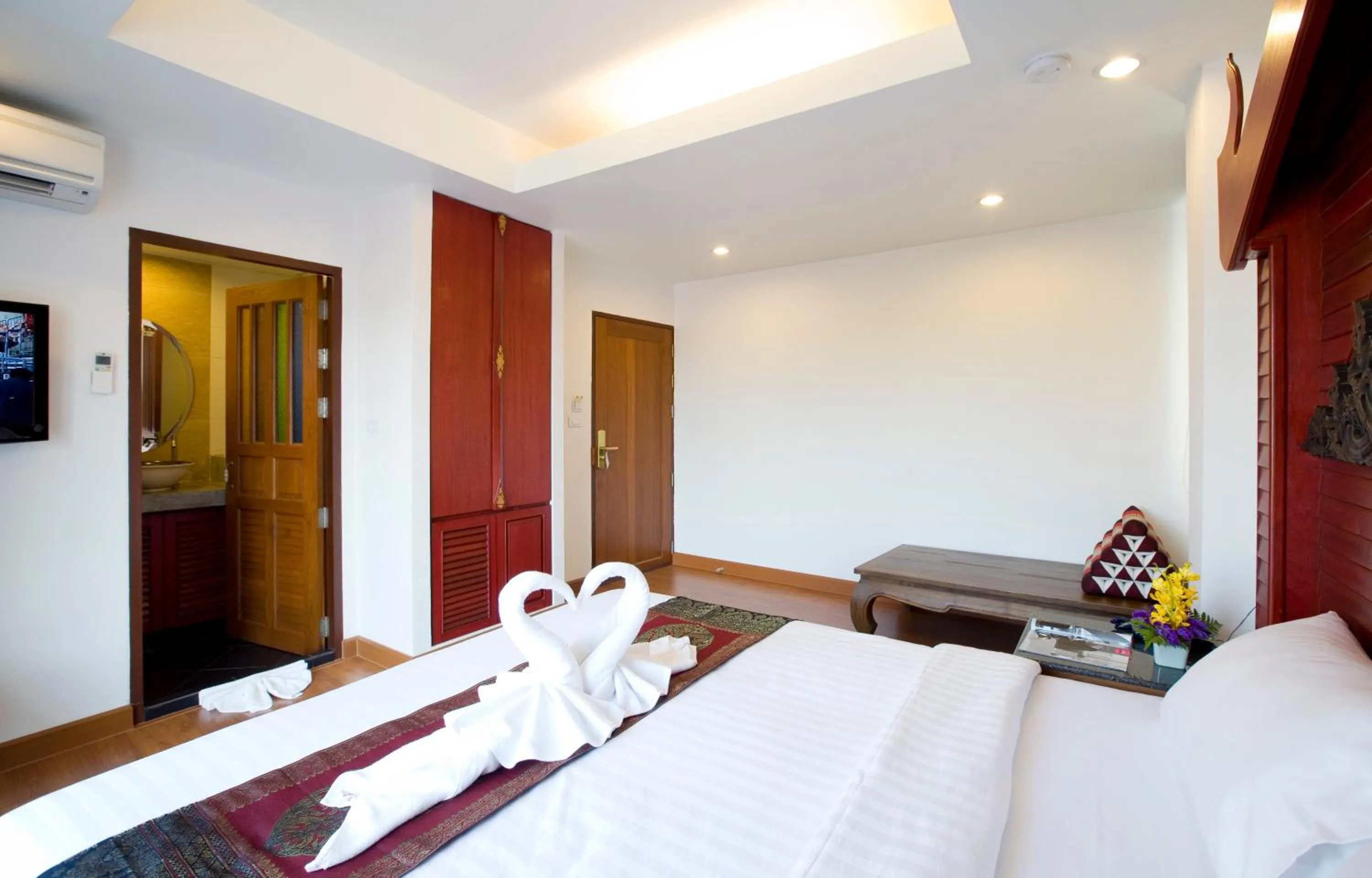 Photo of the whole room, Bed in Korbua House