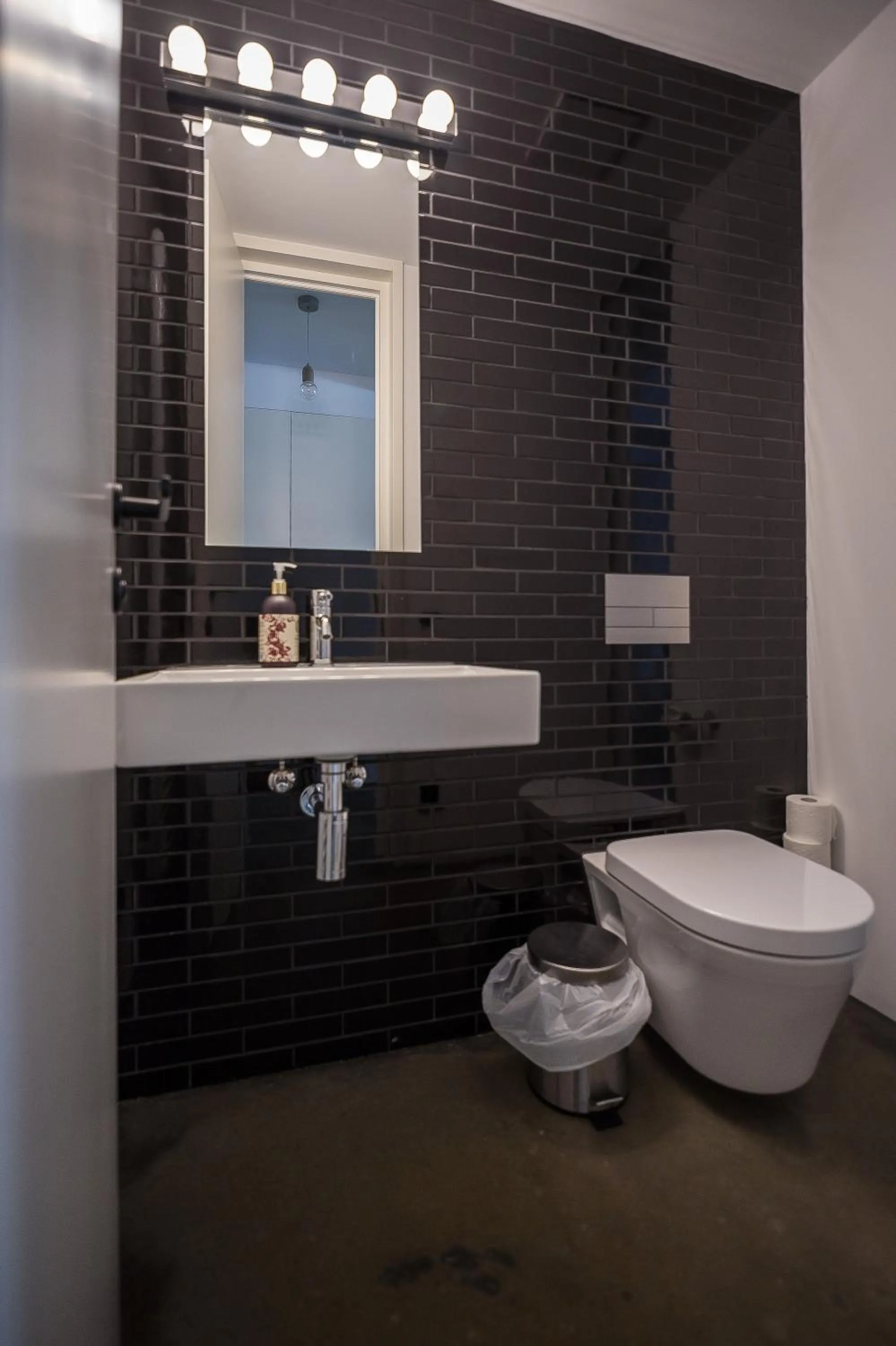 Toilet in Nena Apartments Metropolpark Berlin - Mitte -Adult Only