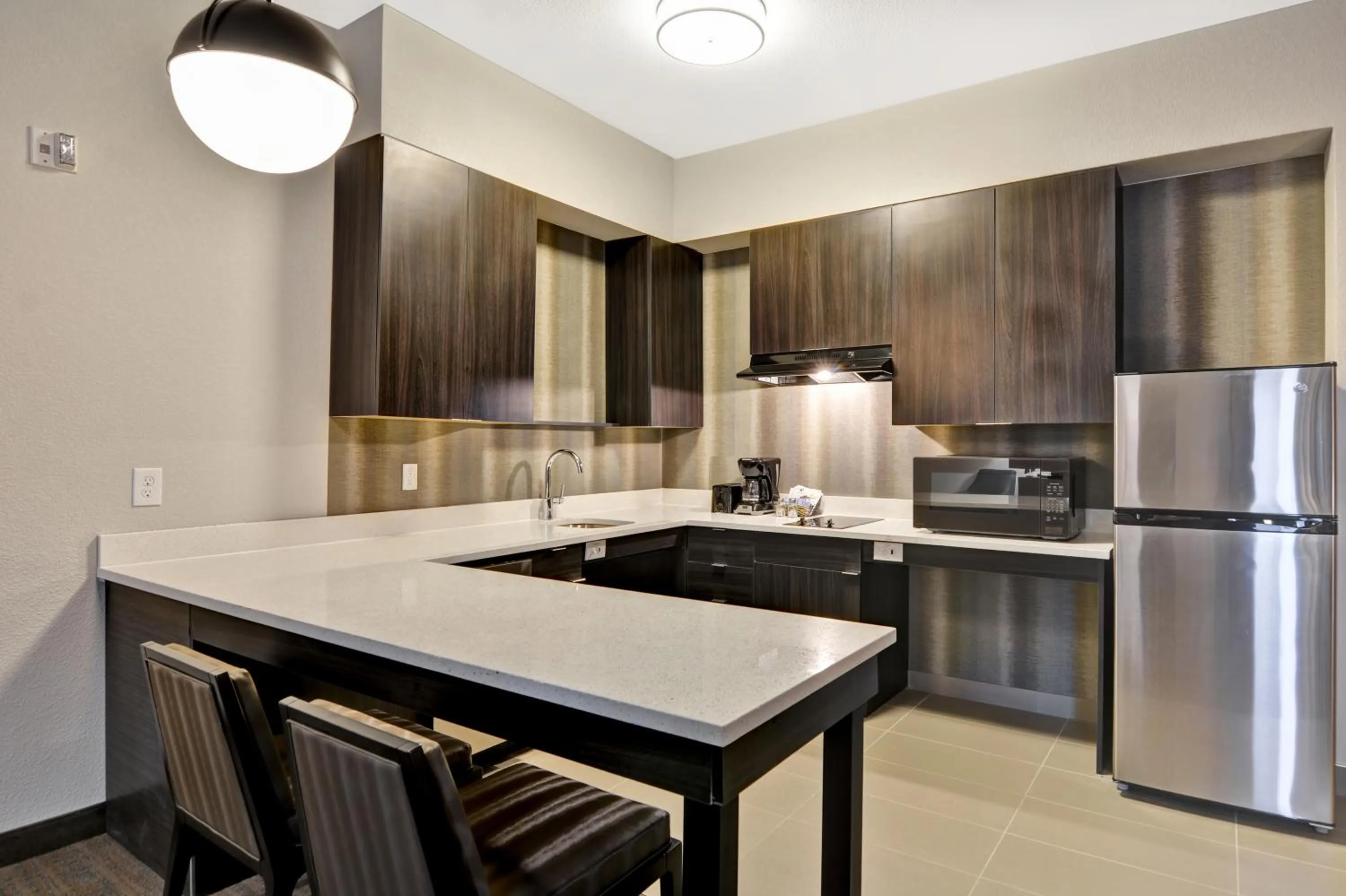 Kitchen or kitchenette in Residence Inn by Marriott Cleveland Airport/Middleburg Heights