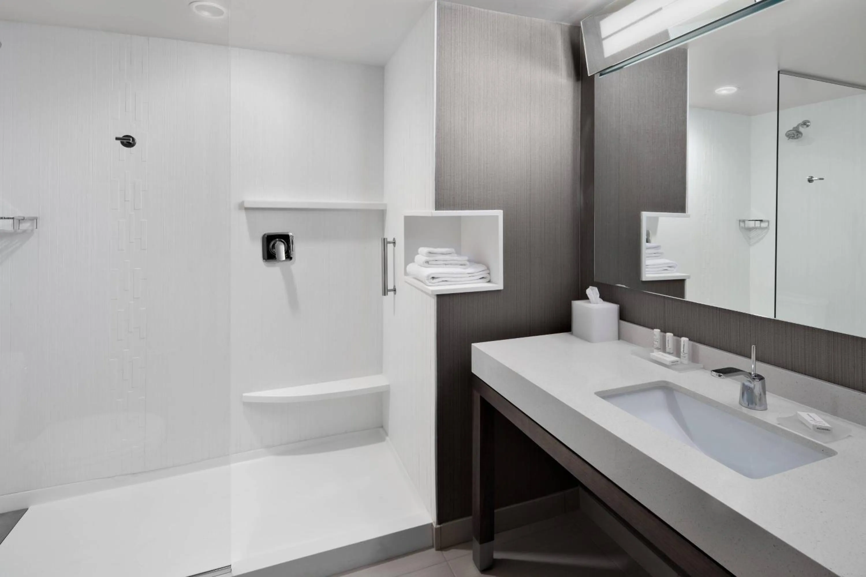 Bathroom in Courtyard by Marriott Knoxville Downtown