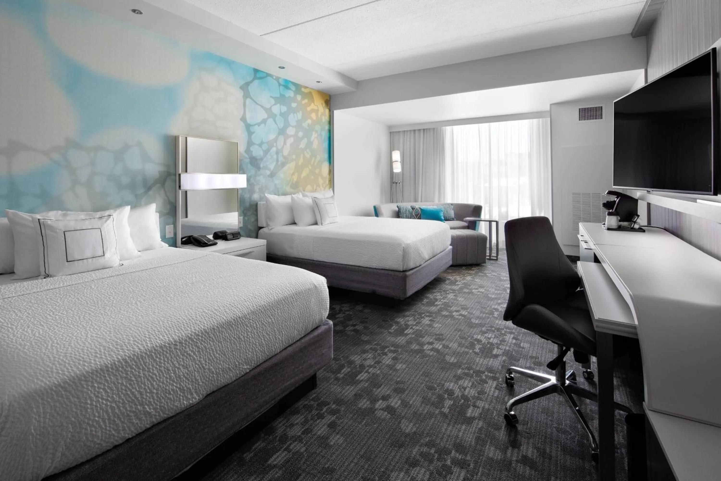 Photo of the whole room, Bed in Courtyard by Marriott Knoxville Downtown