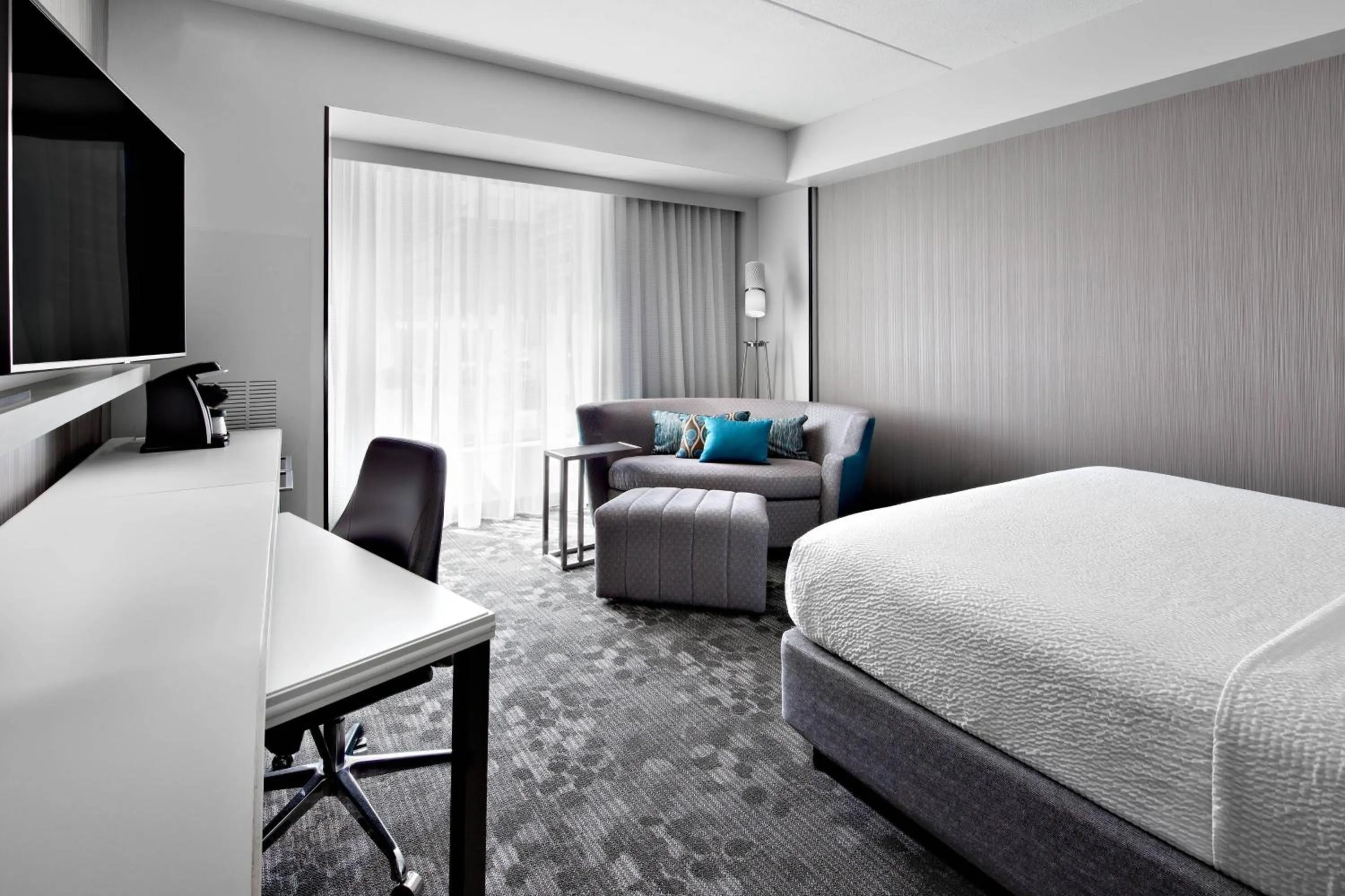 Photo of the whole room, Bed in Courtyard by Marriott Knoxville Downtown