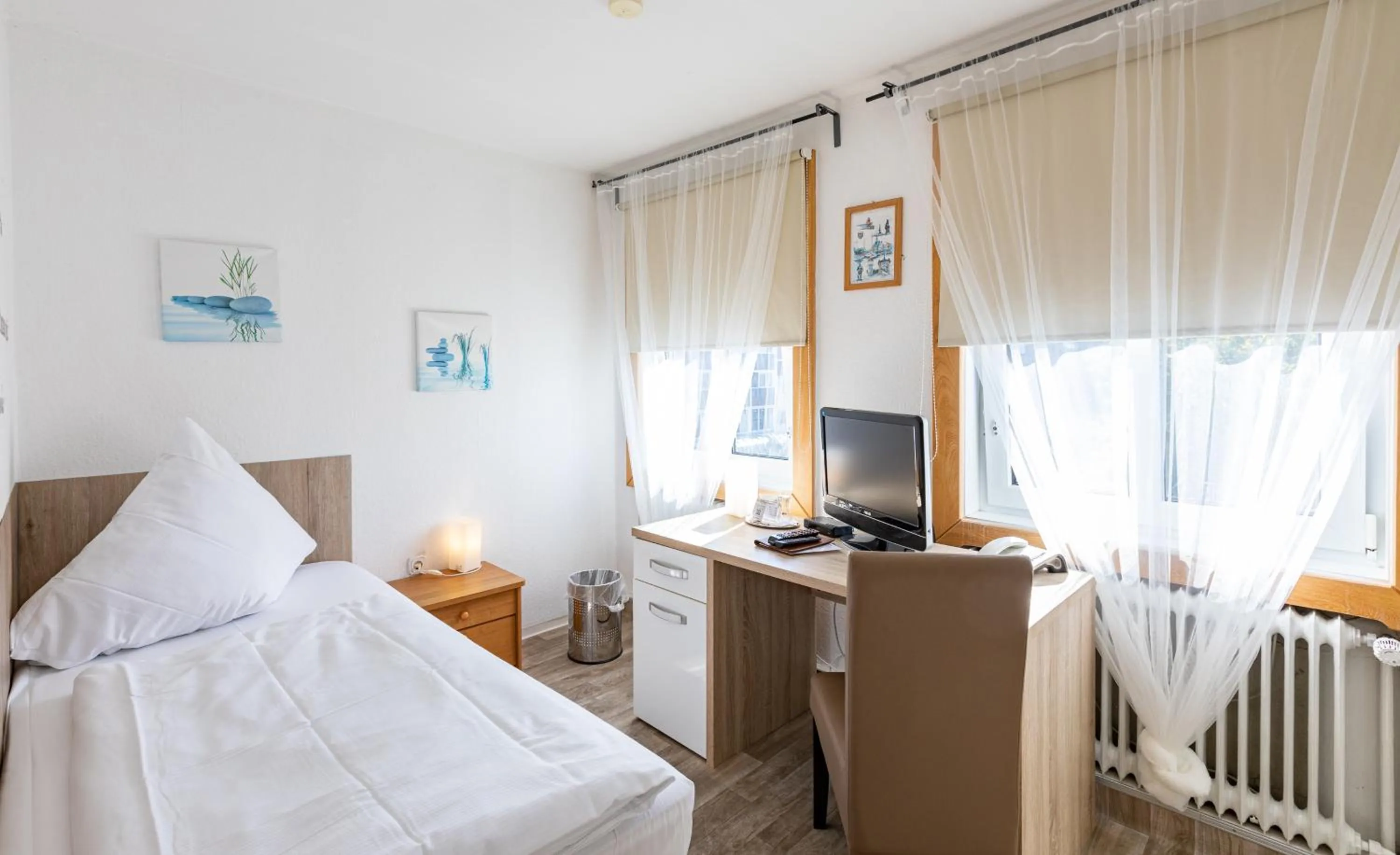 Photo of the whole room, Bed in Stadt-gut-Hotel Großer Kurfürst