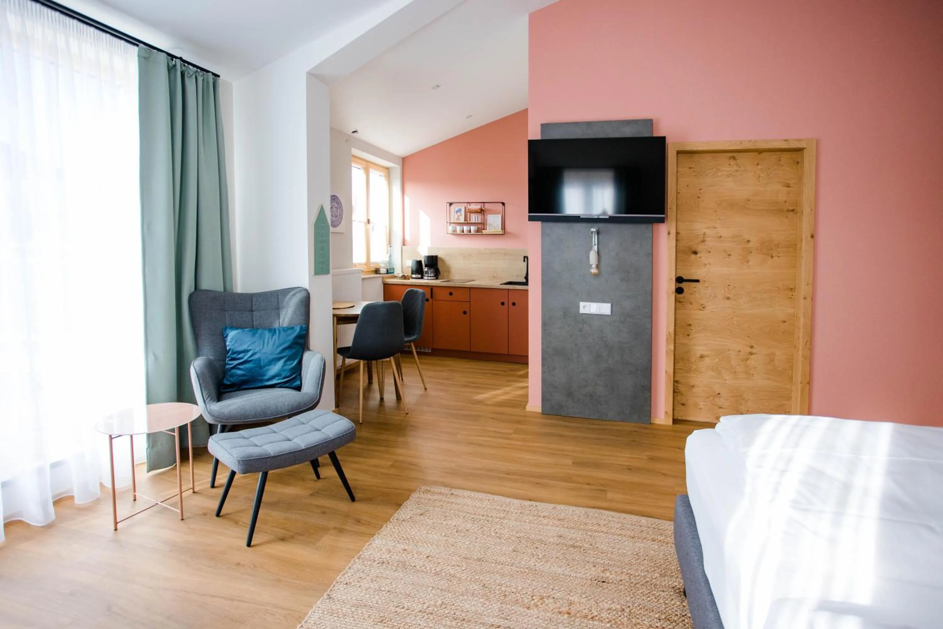 Kitchen or kitchenette, Bed in Stadthotel Freilassing