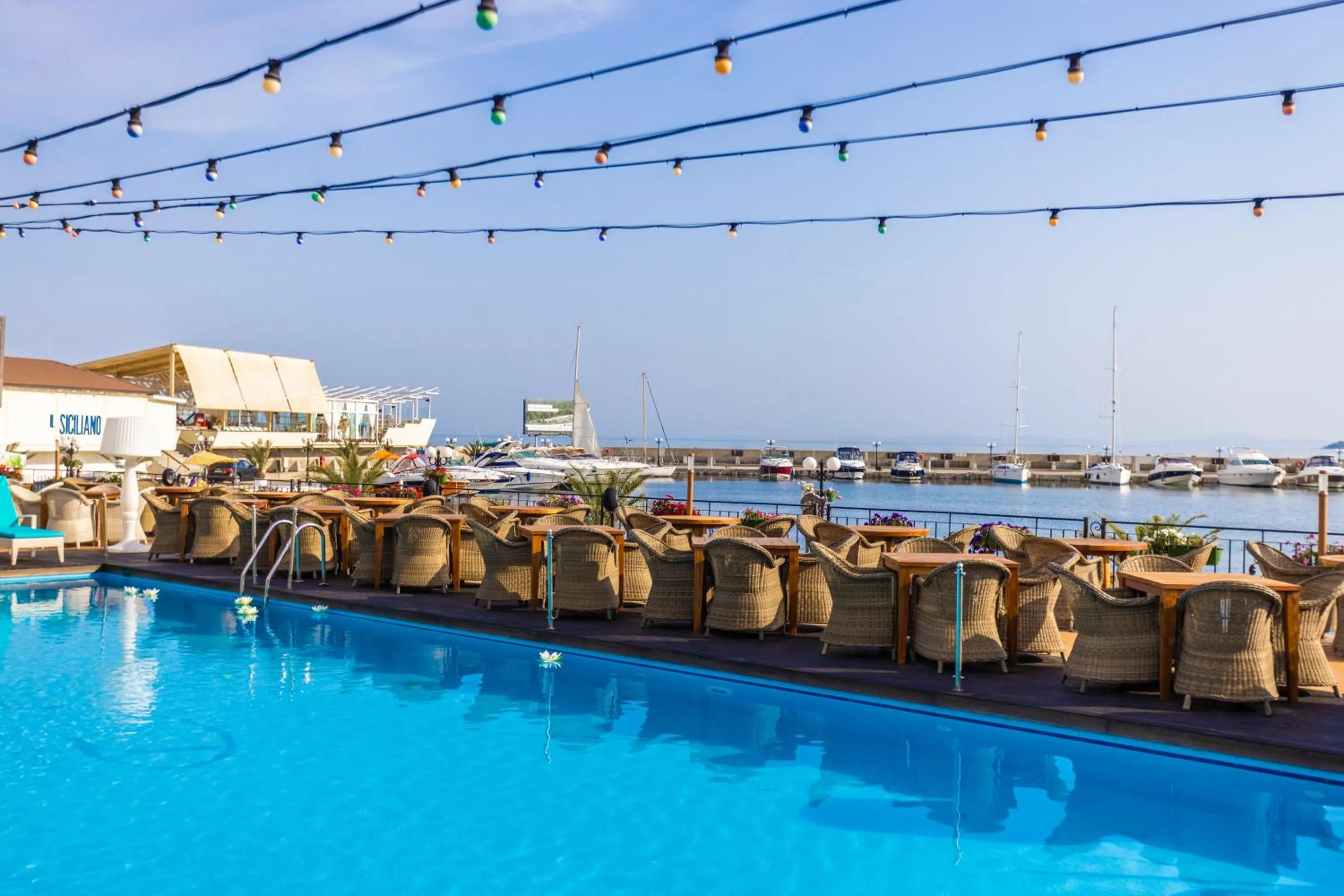 Swimming pool in Hotel Palace Marina Dinevi