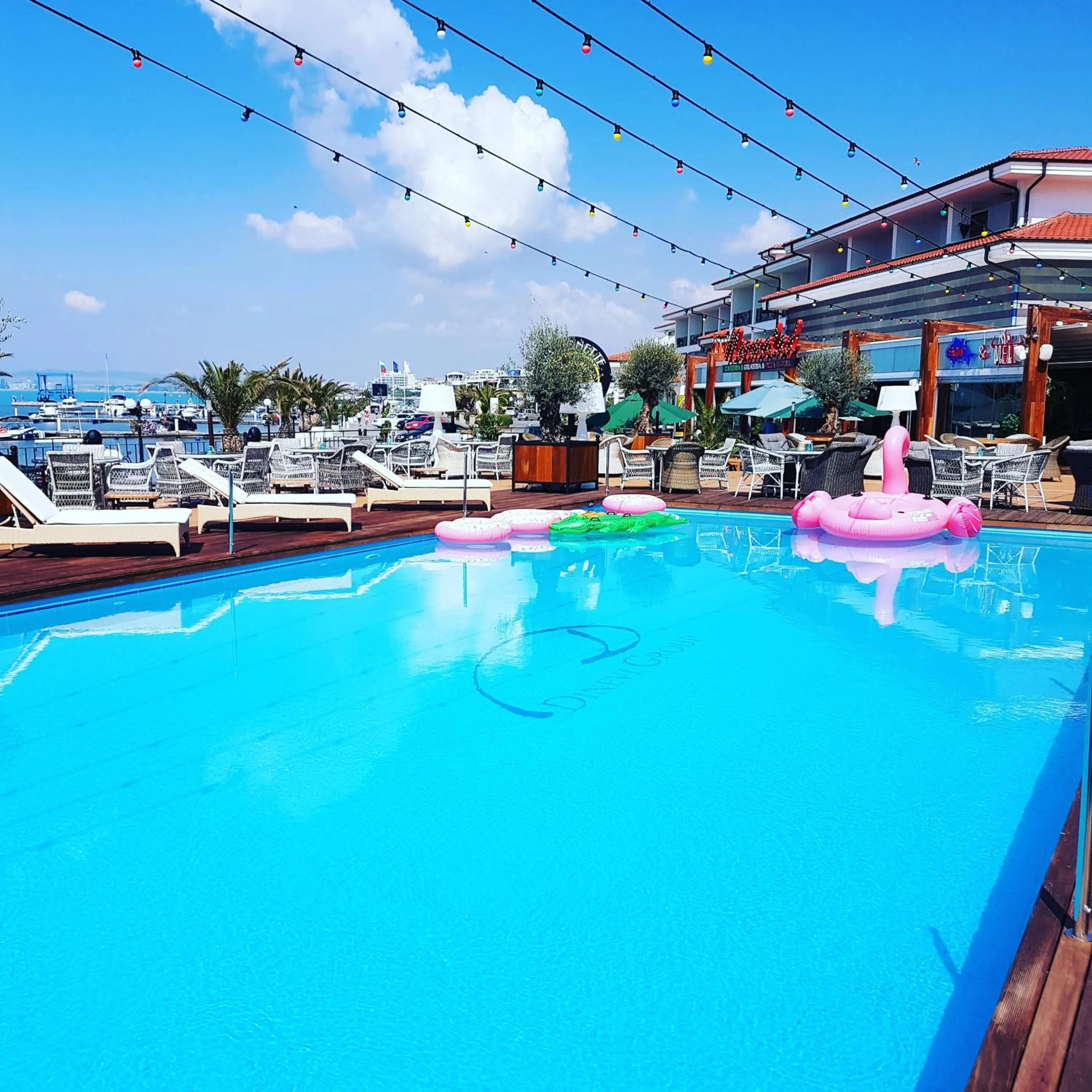 Swimming pool in Hotel Palace Marina Dinevi